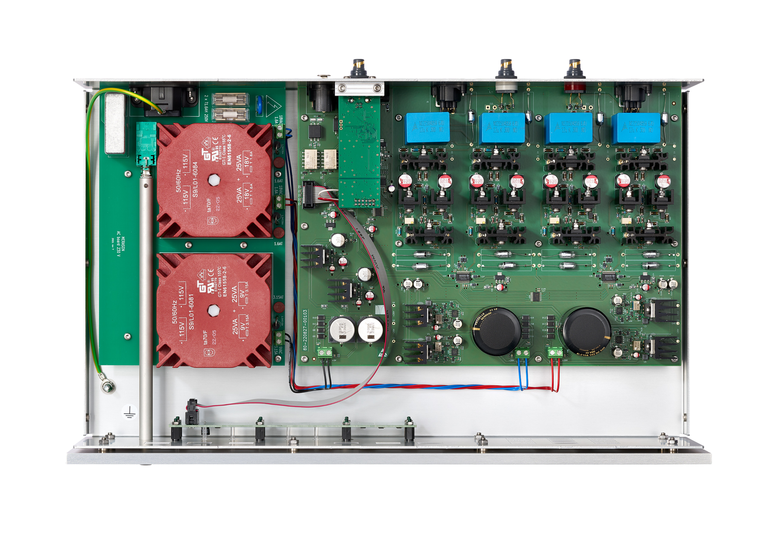 Innenseite eines elektronischen Steuergeräts mit Leiterplatten, Kondensatoren, Widerständen, Relais und anderen elektronischen Bauteilen.