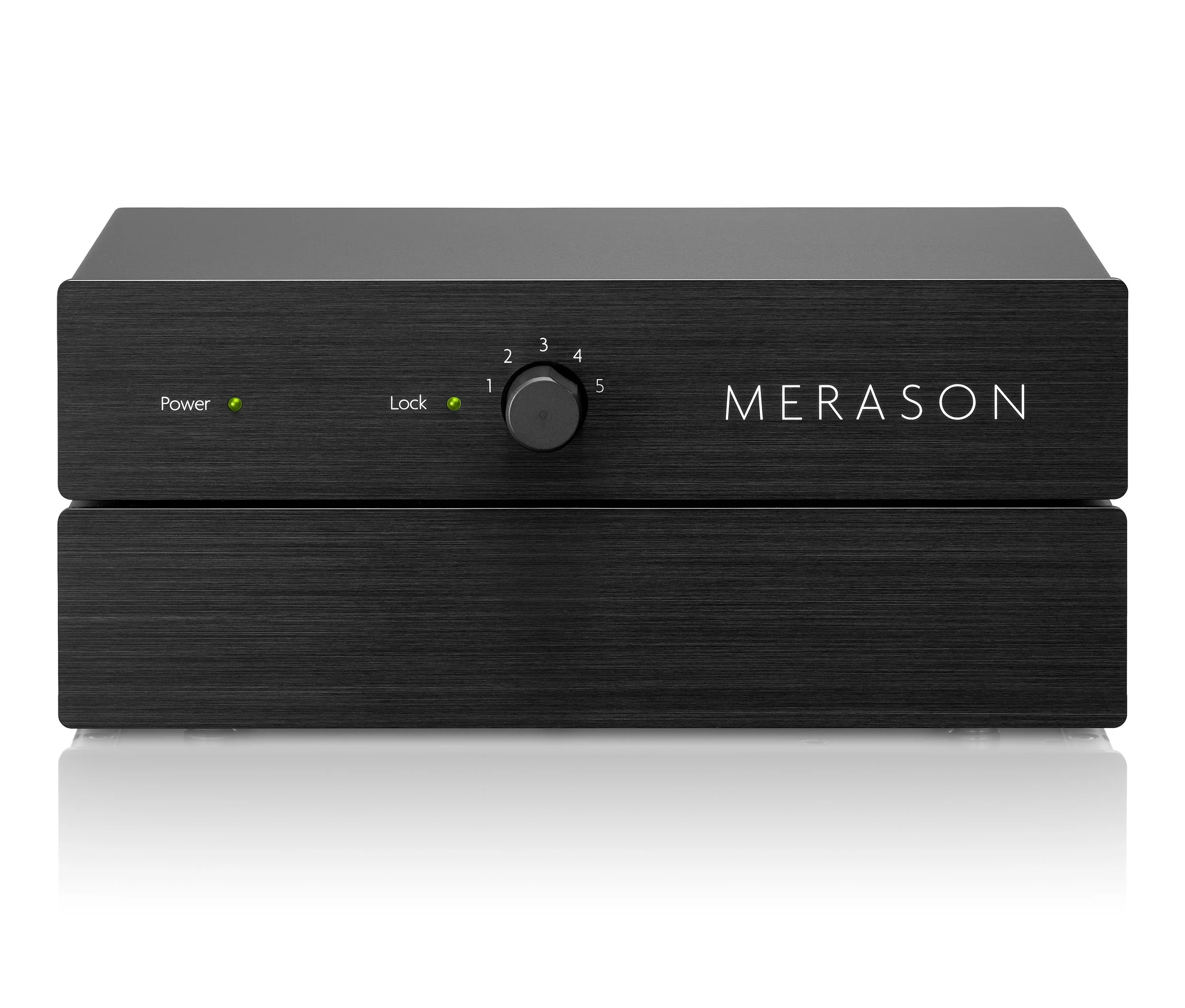 Ein schwarzer Audioverstärker mit Drehregler, Power- und Lock-LEDs, sowie dem Schriftzug Merason auf der Front