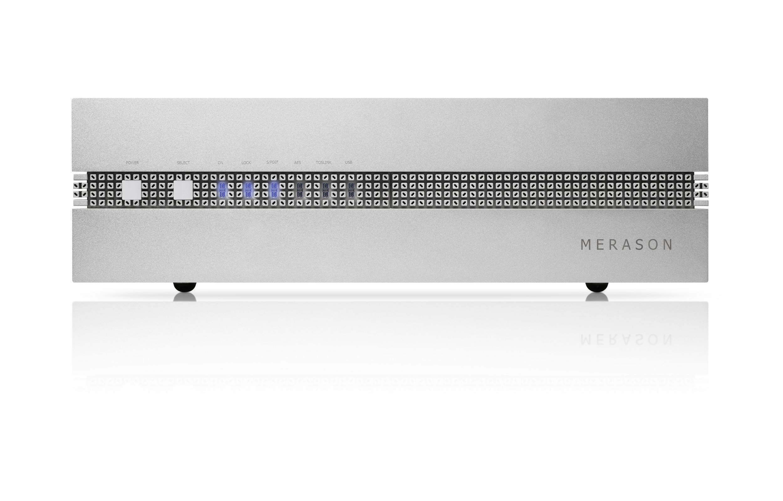 Ein großes, silbernes elektronisches Gerät mit einem Lüftergitter in der Mitte und der Beschriftung "MERASON" auf der rechten Seite, das auf einer reflektierenden Oberfläche steht.