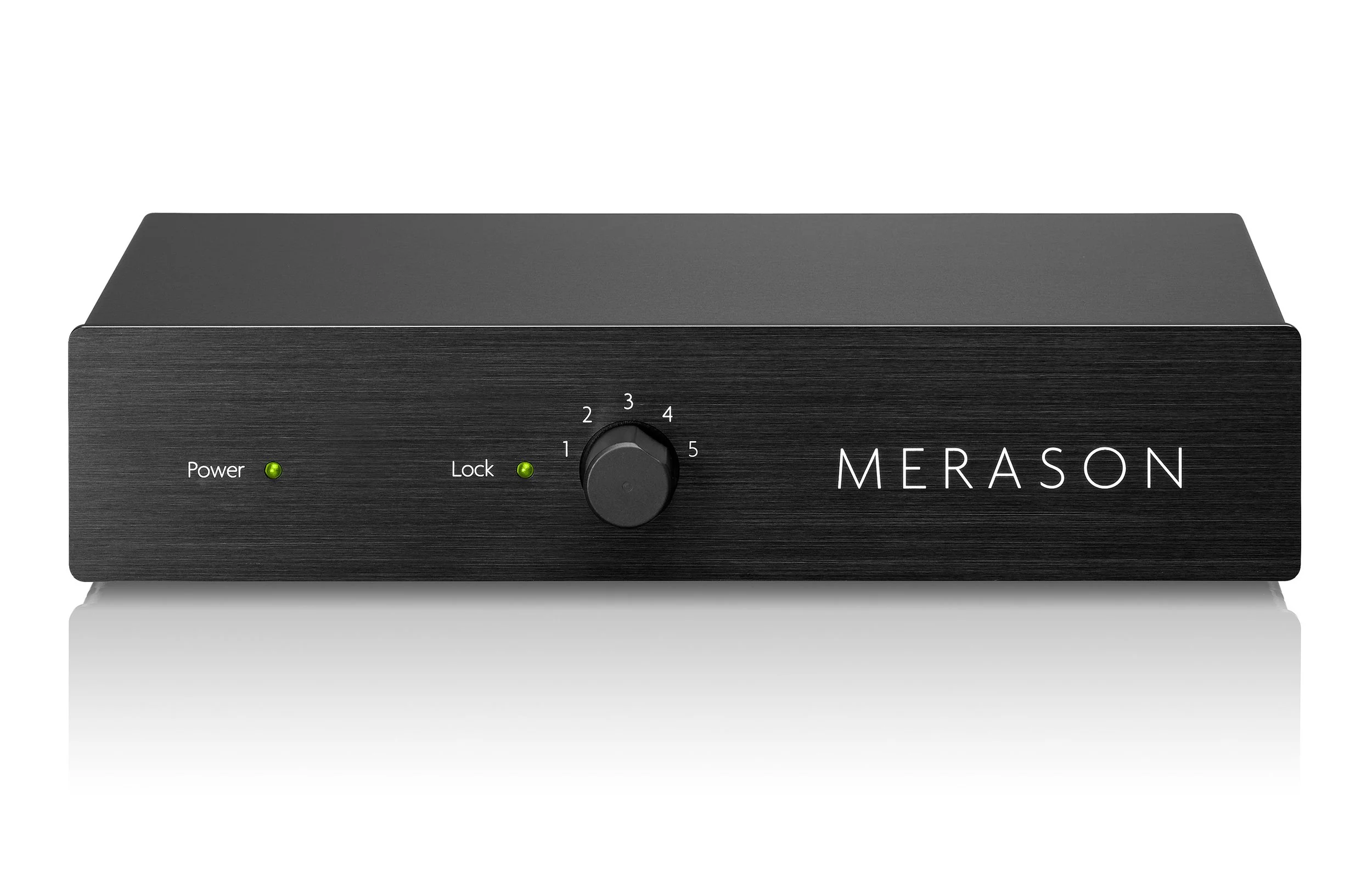 Ein schwarzer Schallplattenspieler mit Drehregler und zwei grünen Status-LEDs, markiert mit Power und Lock, auf weißem Hintergrund.