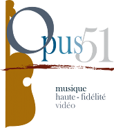 Ein Lagerraum mit verschiedenen Kartons, Flaschen und Behältern auf Regalen und Tischen