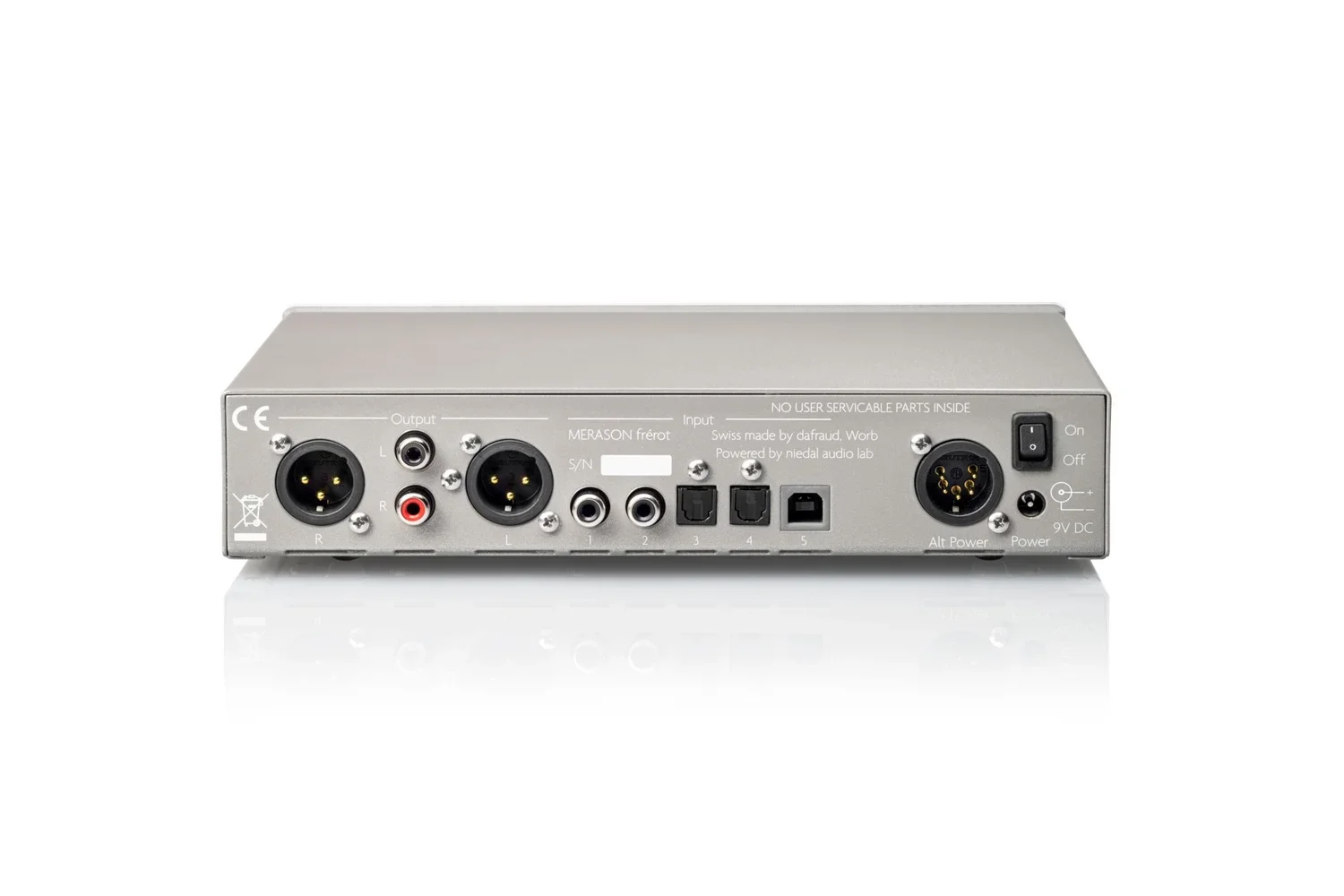 Rückseite eines Audioverstärkers mit verschiedenen Anschlüssen und Netzschalter.