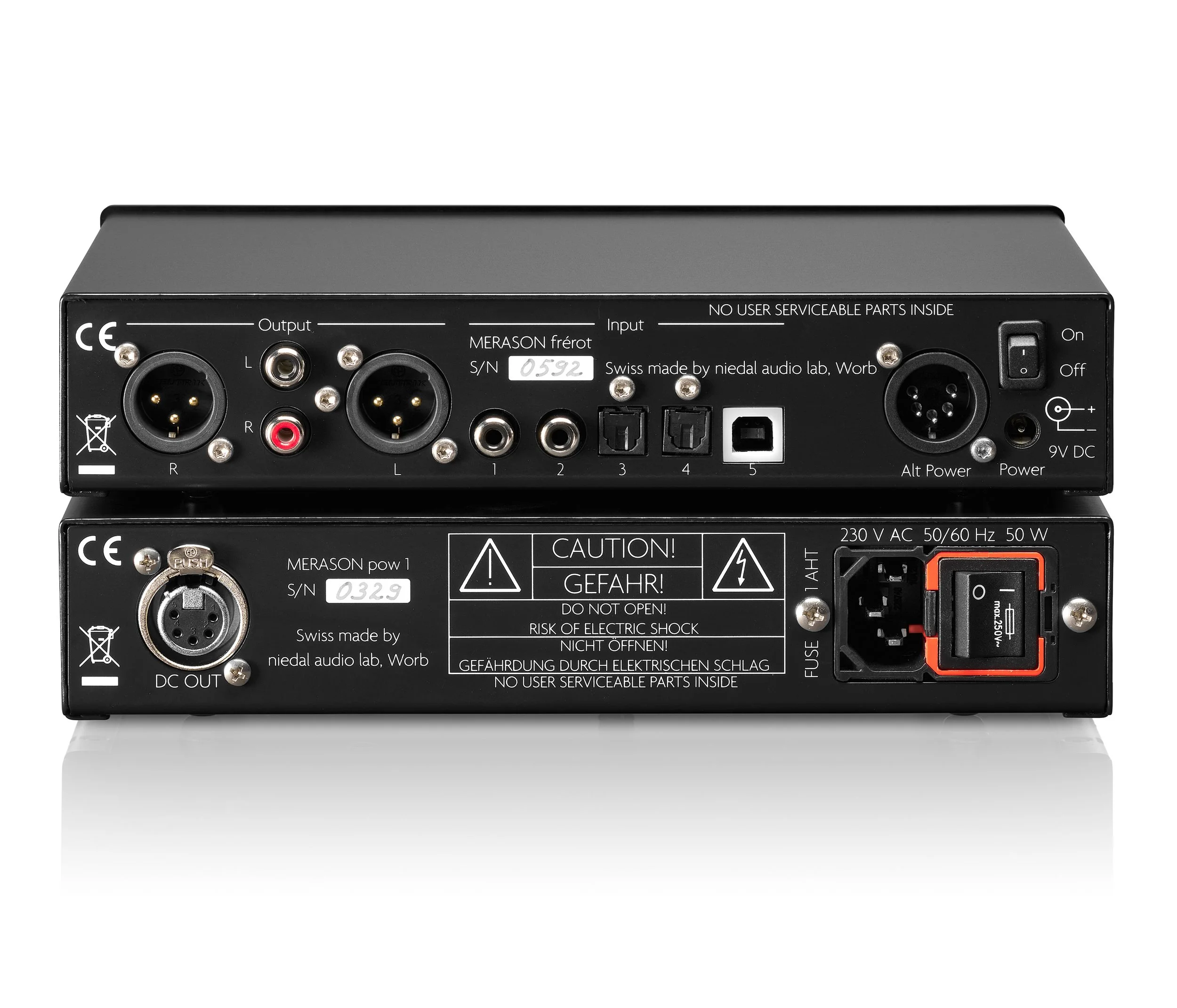 Rückseite eines Audio-Equipments mit Anschlüssen für Audio, Strom und Netzwerk, inklusive Power-Schalter und Kabel.