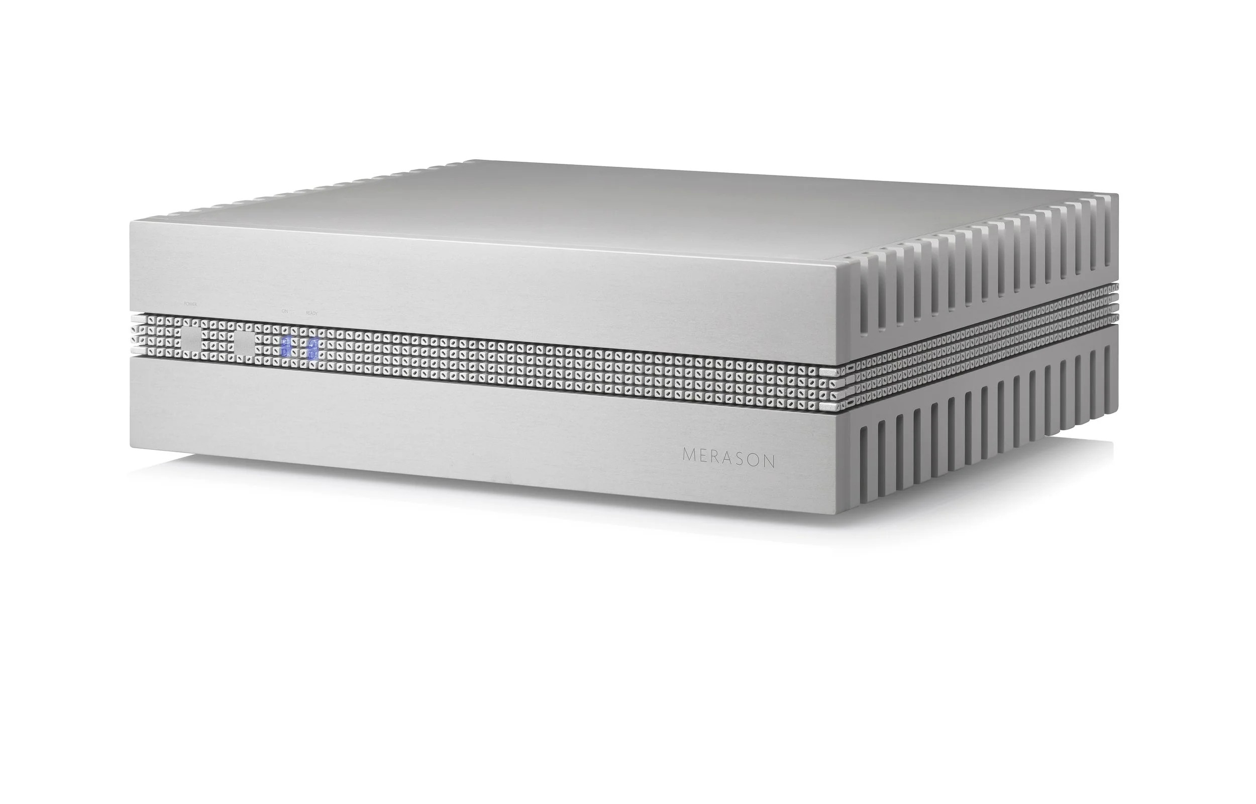 Ein silberner Merason-Server mit perforierten Seitenpanelen und einer digital LED-Anzeige an der Front.