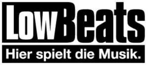 Logo mit schwarzen Hintergrund, weißen Schriftzug 'Low Beats' und Untertitel 'Hier spielt die Musik'.