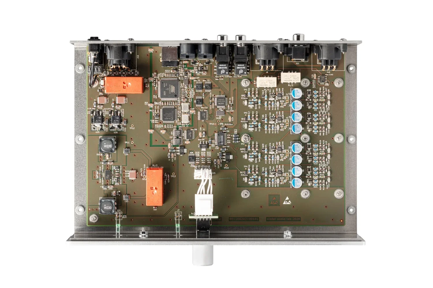 Elektronische Platine mit verschiedenen Bauteilen.