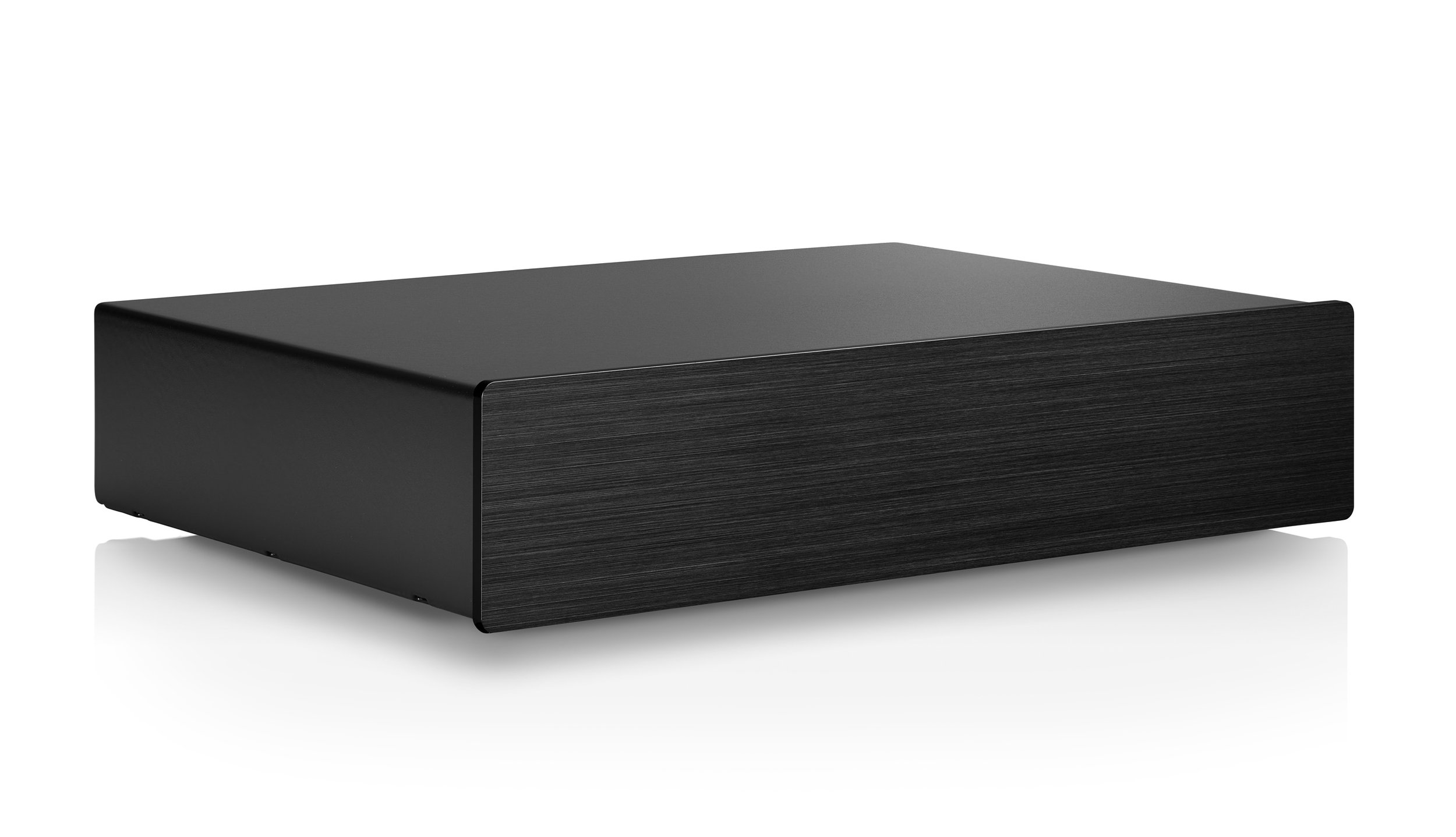 Schwarzer, rechteckiger Lautsprecher mit Holzoptik auf weißem Hintergrund.