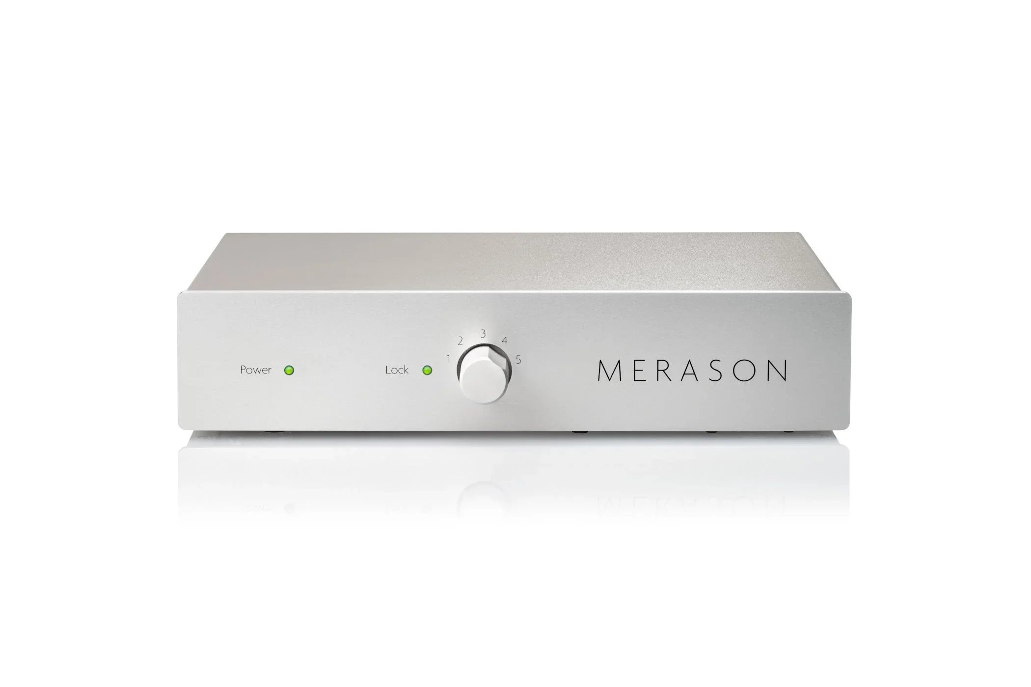 Ein silberner Verstärker mit einem Drehknopf in der Mitte, grünen Kontrollleuchten für Power und Lock, und dem Markenname MERASON auf der rechten Seite vor einem weißen Hintergrund.