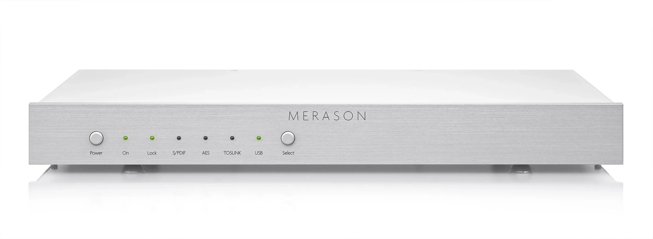 Ein silverner, rechteckiger Audio- oder Hi-Fi-Verstärker mit mehreren Knöpfen und LED-Indikatoren an der Front, auf einem weißen Hintergrund.