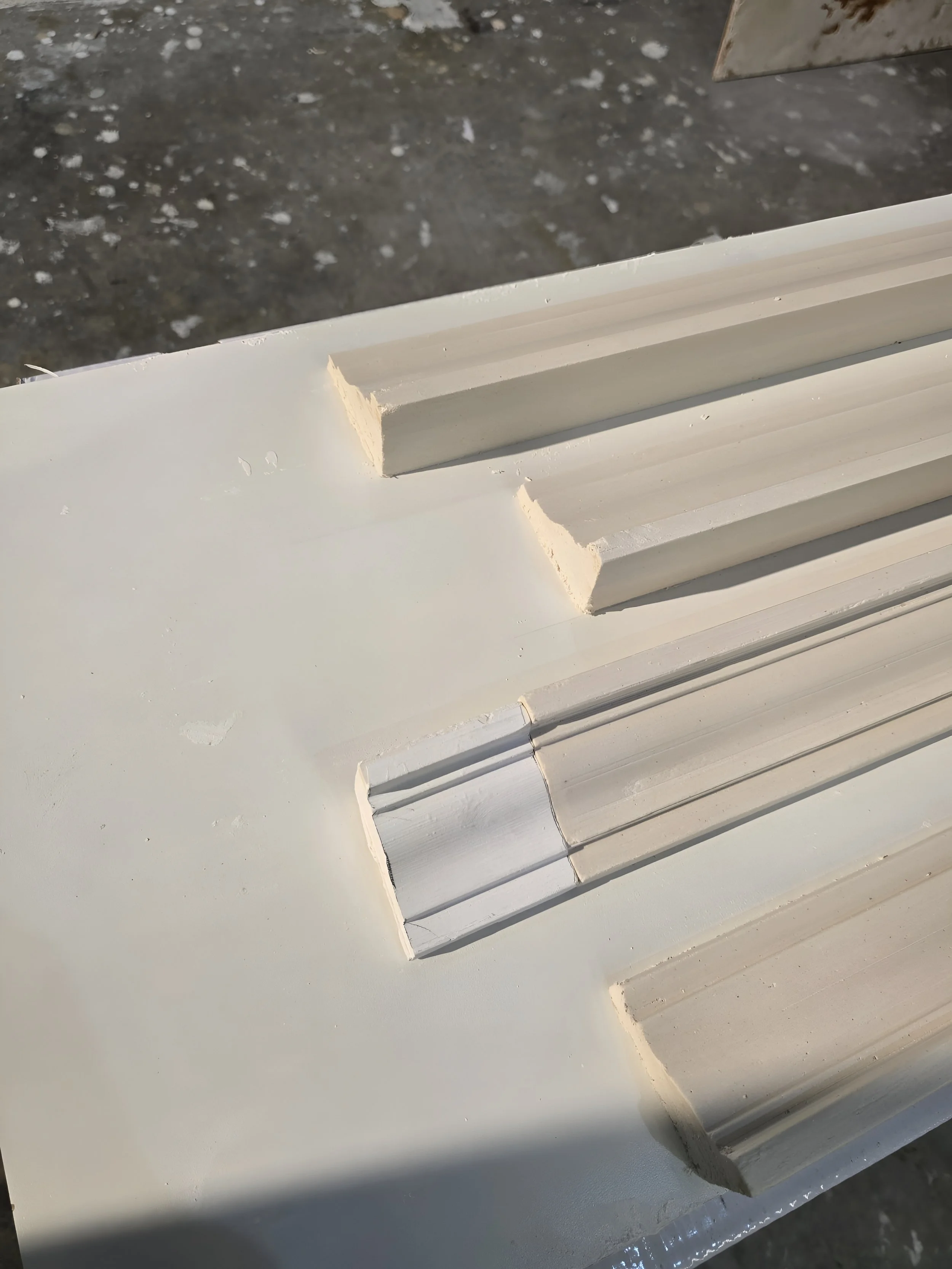 Gerestaureerde kooflijsten/gipslijsten volledig vernieuwd en hersteld voor een herenhuis