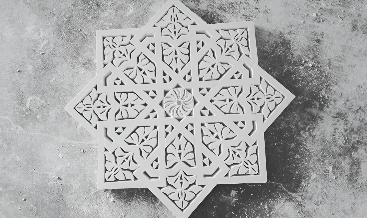 Handgemaakte gipsrozet en sierlijsten hersteld door Ornamentenhuis voor een historisch plafond in een Nederlands herenhuis.