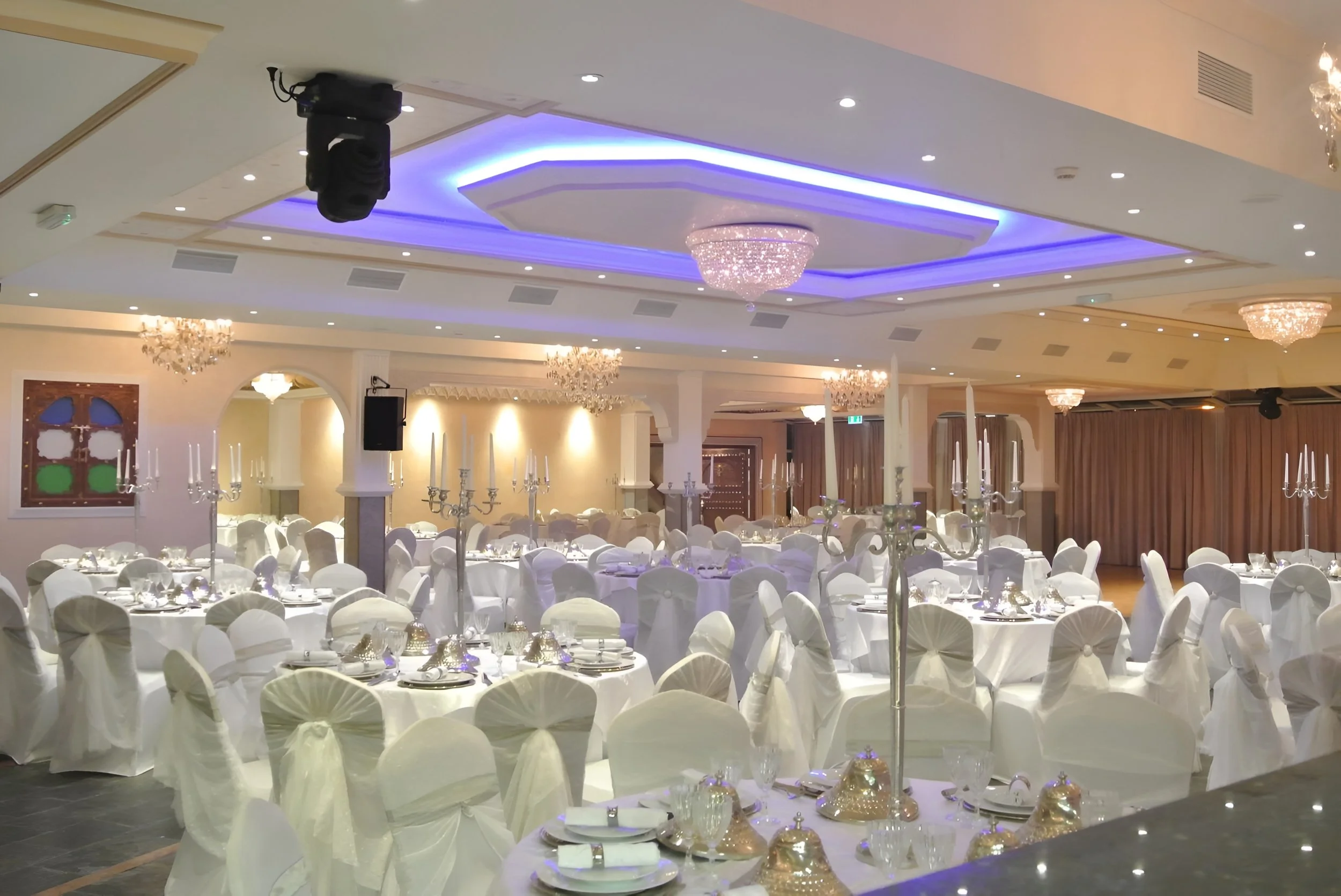 Plafond mooi gedecoreerd met plafond gipsornamenten in een trouwzaal