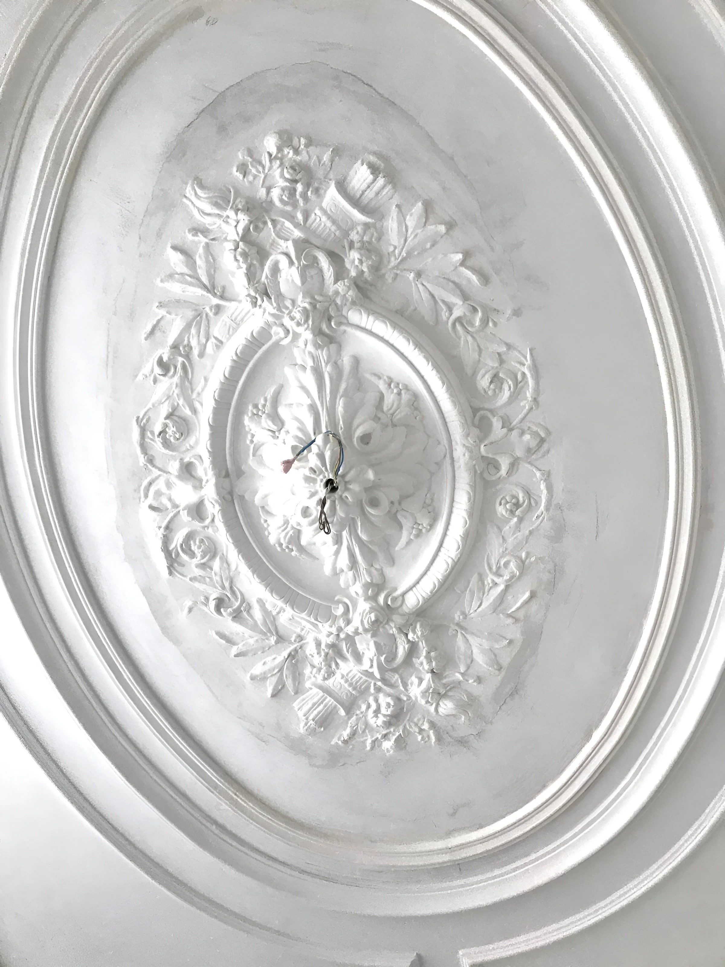 Vakman van Ornamentenhuis bezig met het restaureren van een antiek gipsmodel voor een herenhuis in Utrecht