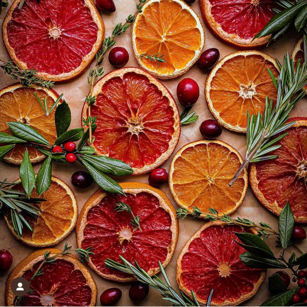 Fruit is always a great dessert alternative for kids and adults! 🍓🫐🍊