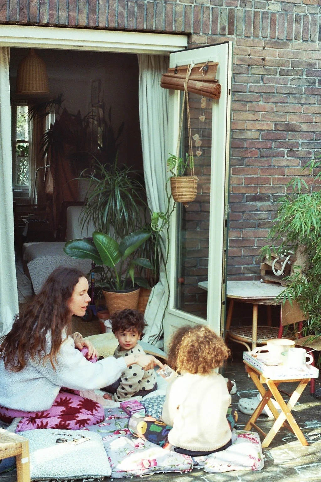 mama with children picknick