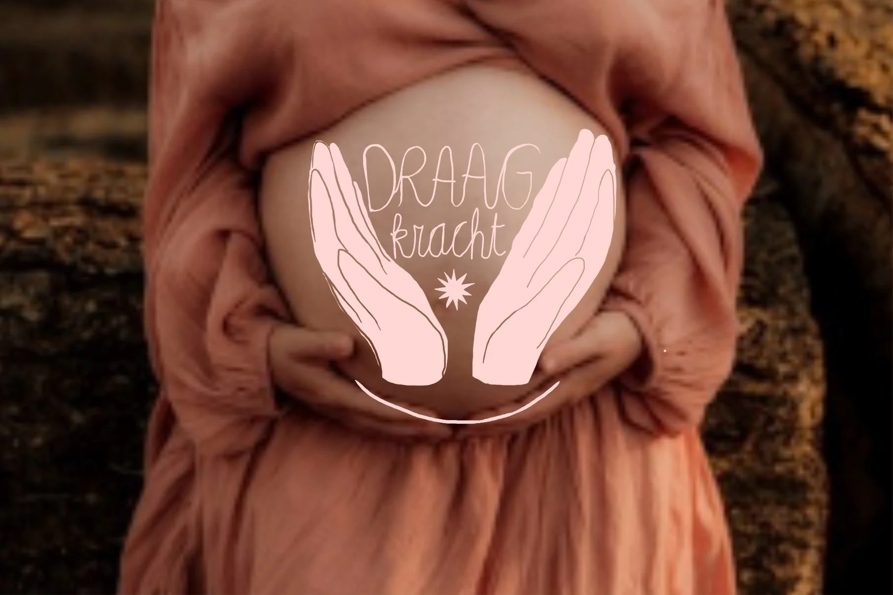 Person with hands around a round object, with white hands drawn overlay and text that reads 'DRAAG bracht' along with a small star-like symbol.