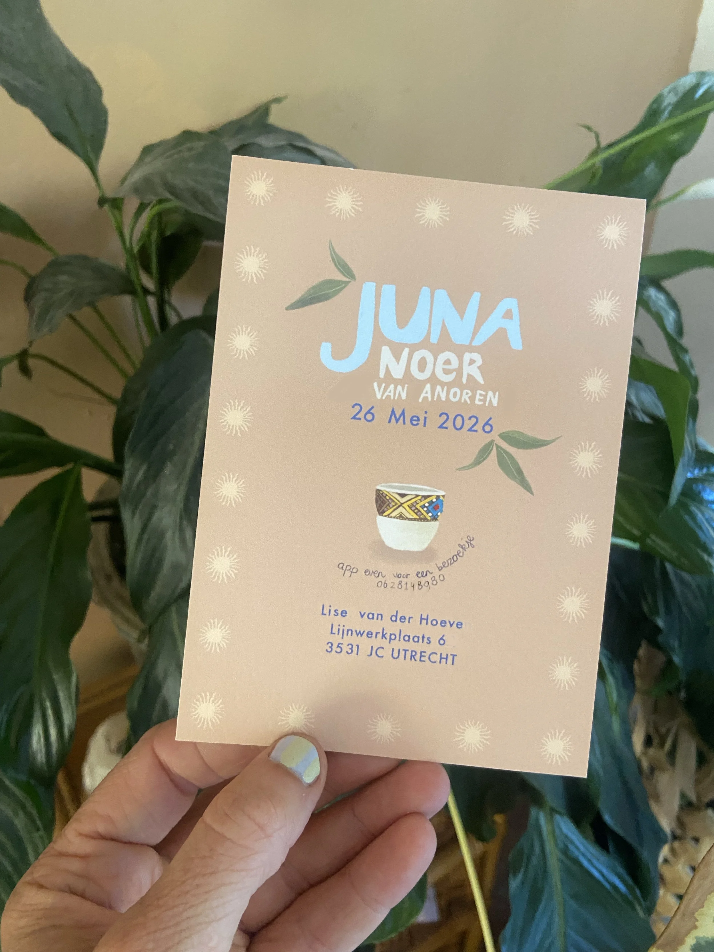 Een persoonlijk ontworpen geboortekaartje door een vrouwelijke illustrator, gebaseerd op het persoonlijke verhaal van de moeder, met Afrikaanse accenten en invloeden uit Afrika en planten. 