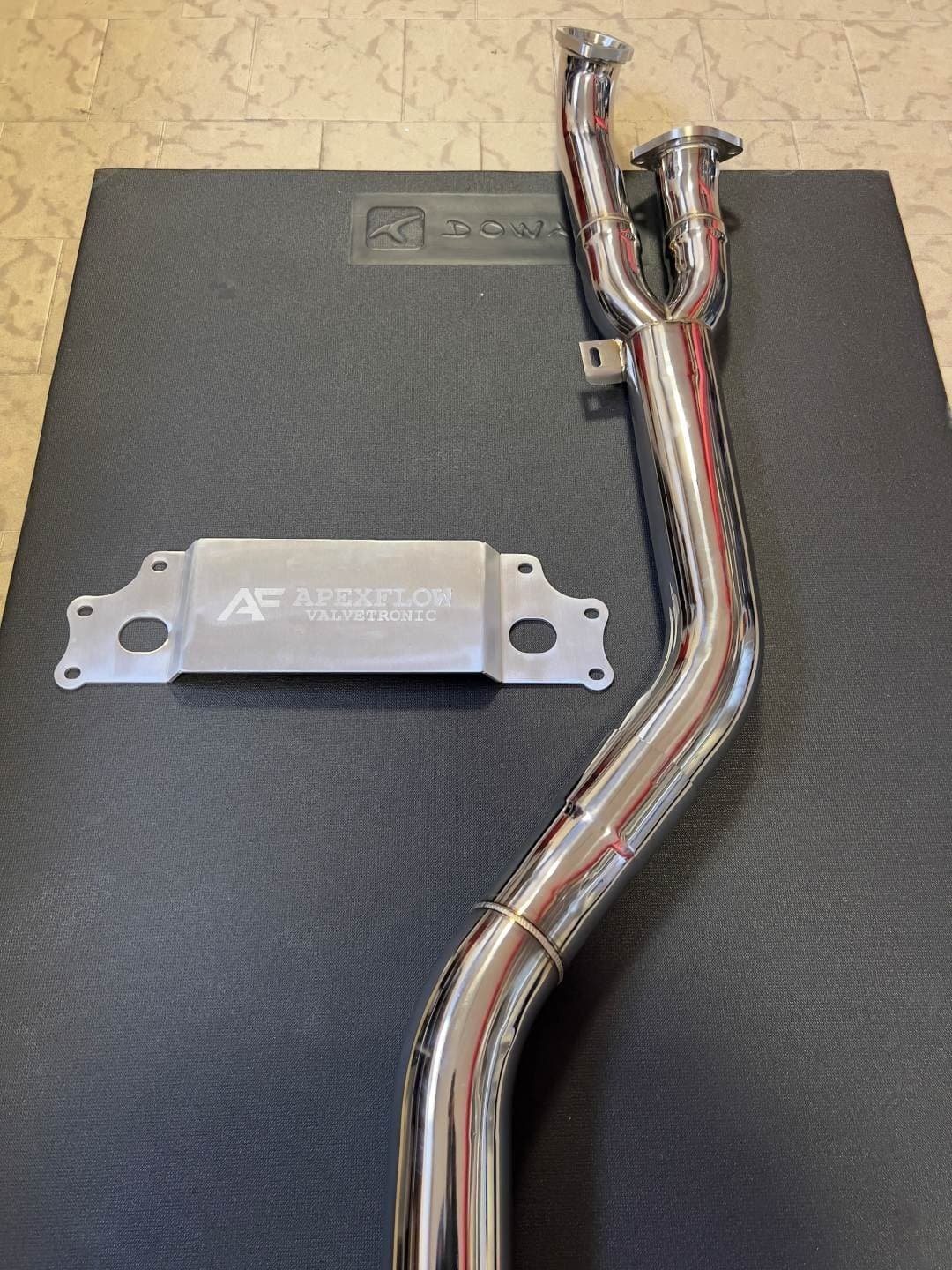 Close up details of the valvetronic midpipe