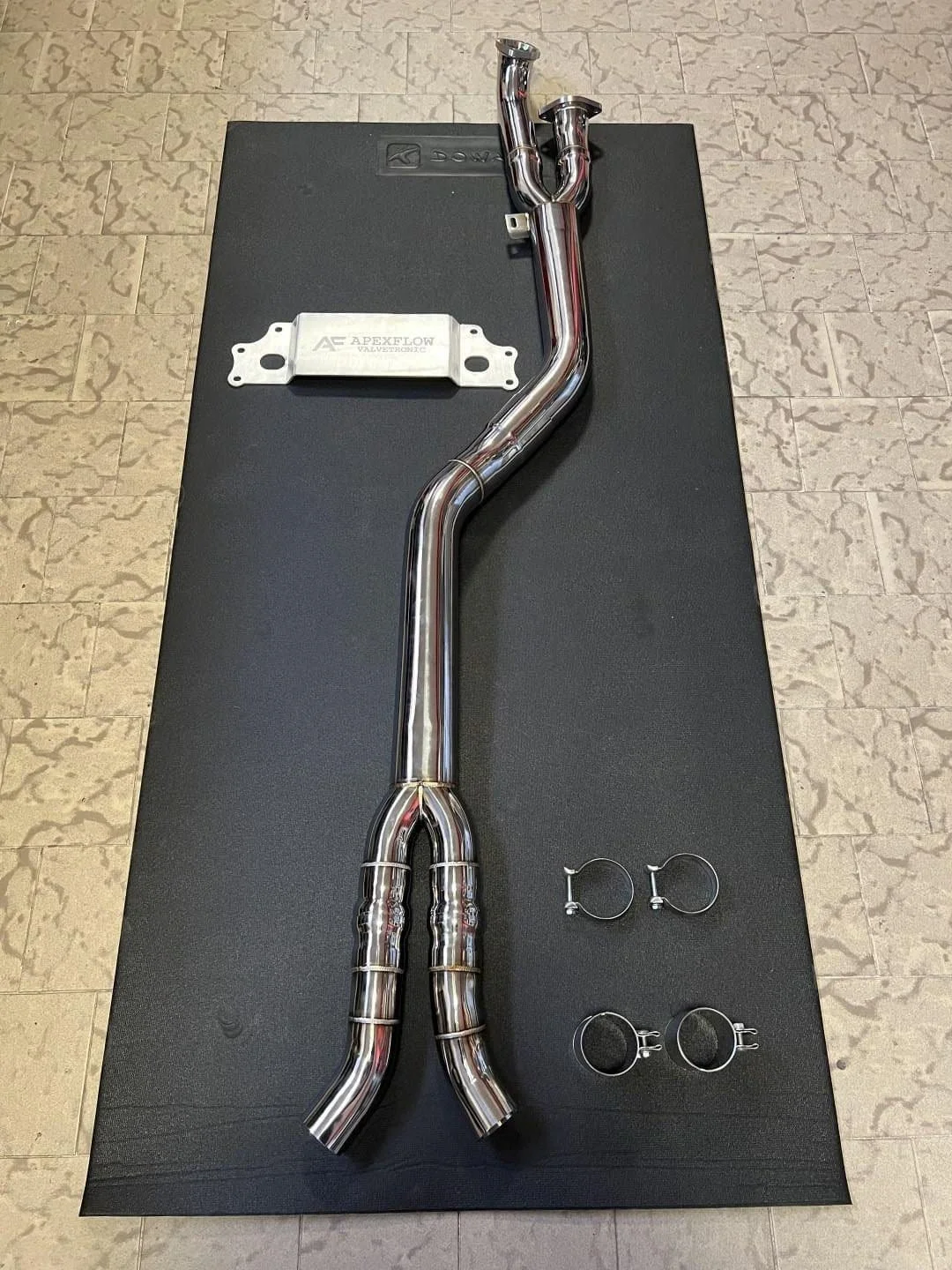 Displaying the single midpipe by apexflow valvetronic exhaust