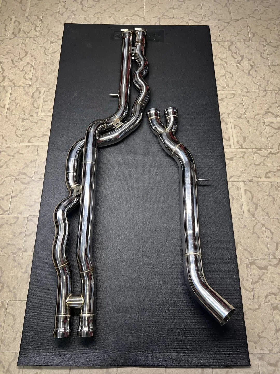 Close up section of the mid section of the exhaust