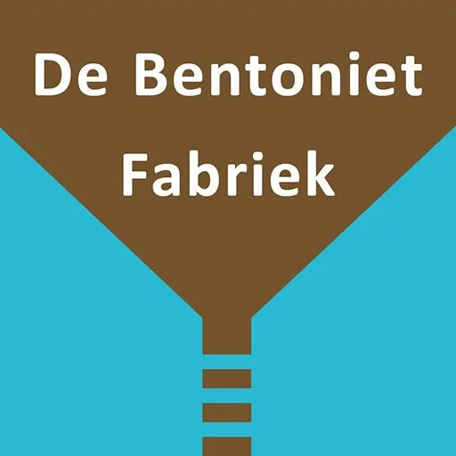 A stylized factory logo with a brown top and blue bottom, featuring the text "De Bentoniet Fabriek."