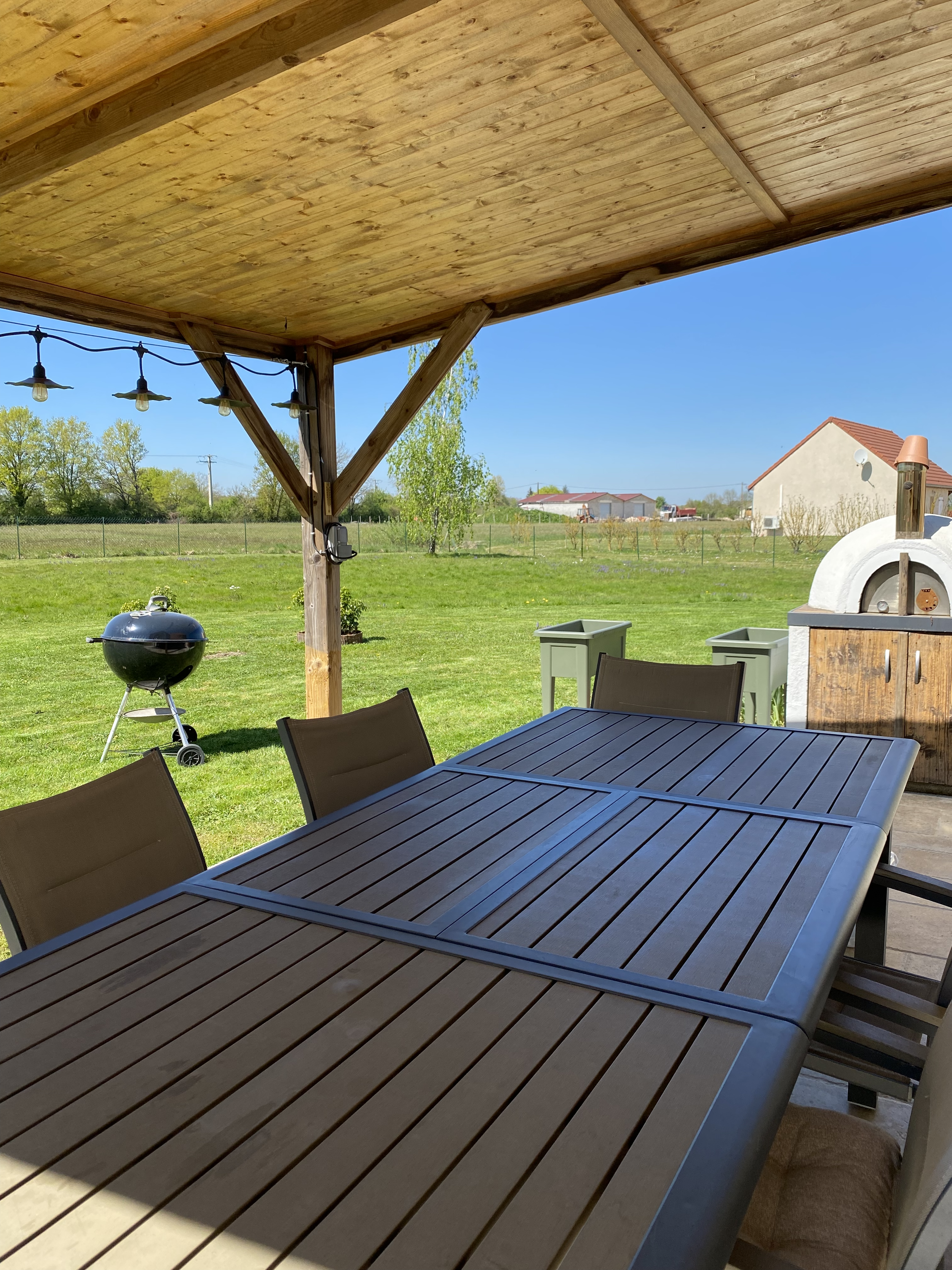 terrasse sud ouest vue jardin et piscine 