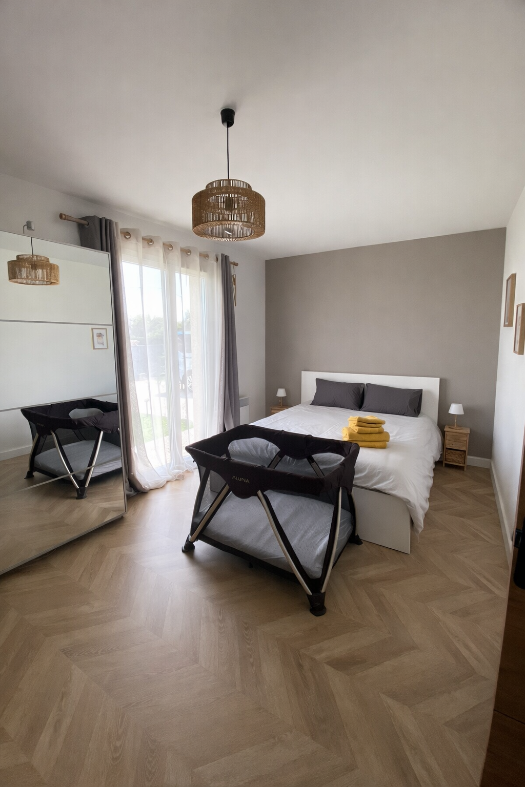 chambre double avec lit bébé