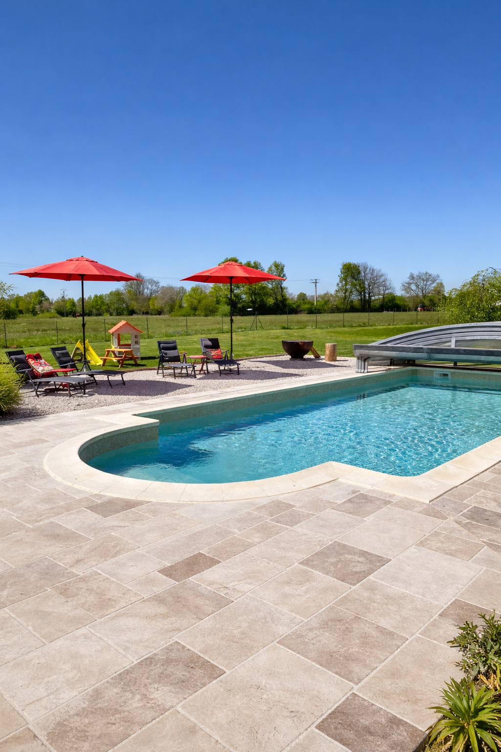 Piscine et jardin maison familiale avec espace détente extérieur