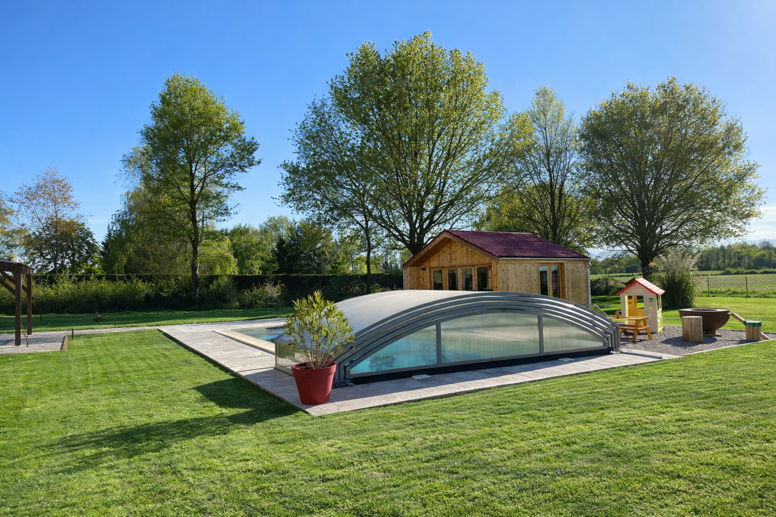 Piscine sécurisée maison familiale avec espace détente