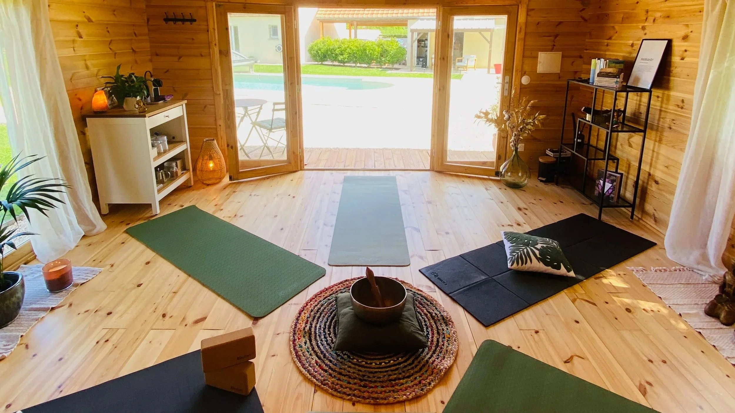 Pool house en bois aménagé pour yoga, relaxation et activité douce près de la piscine