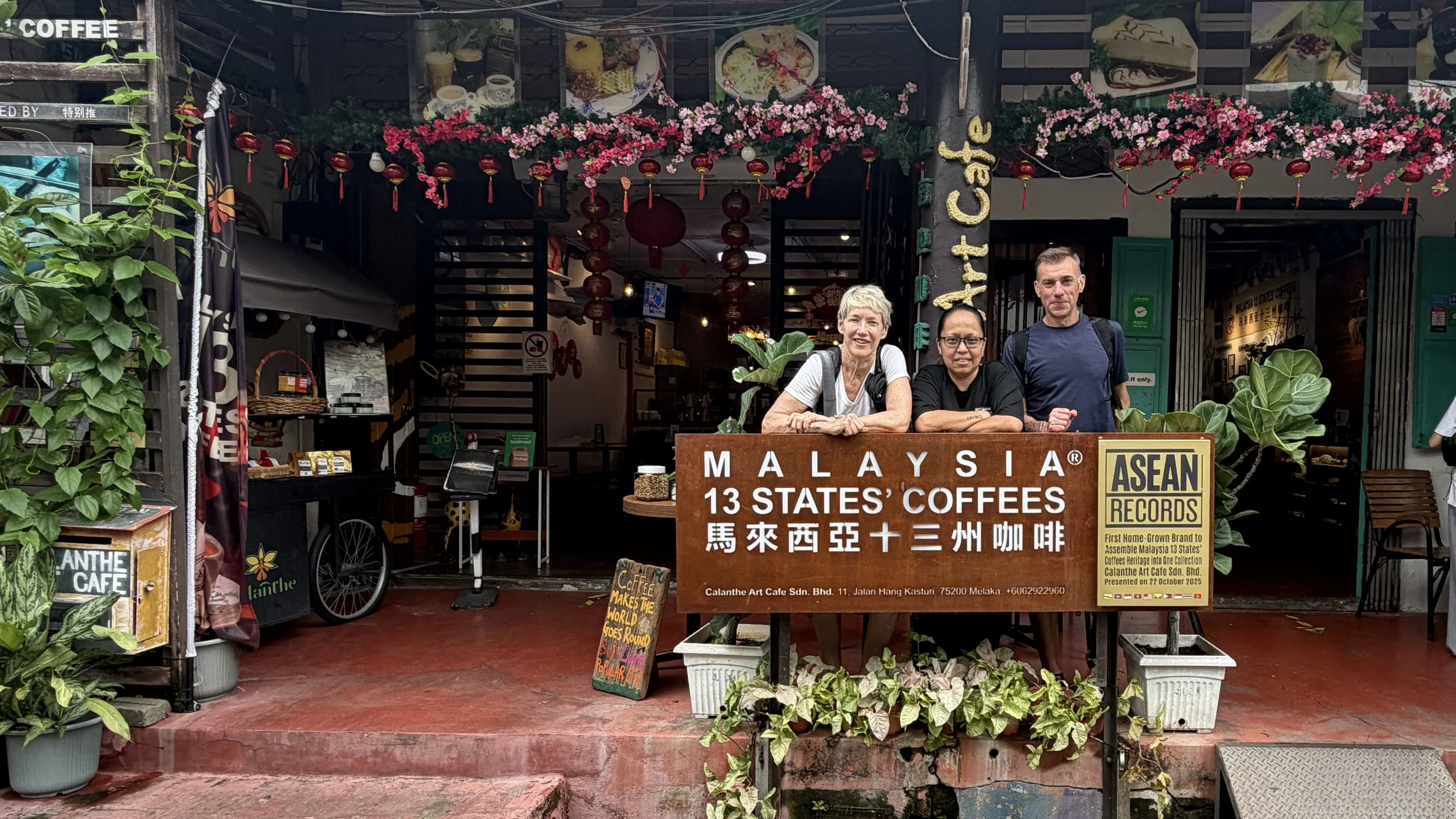  With Sharlin, in front of our favourite coffee house Calanthe Art Cafe 