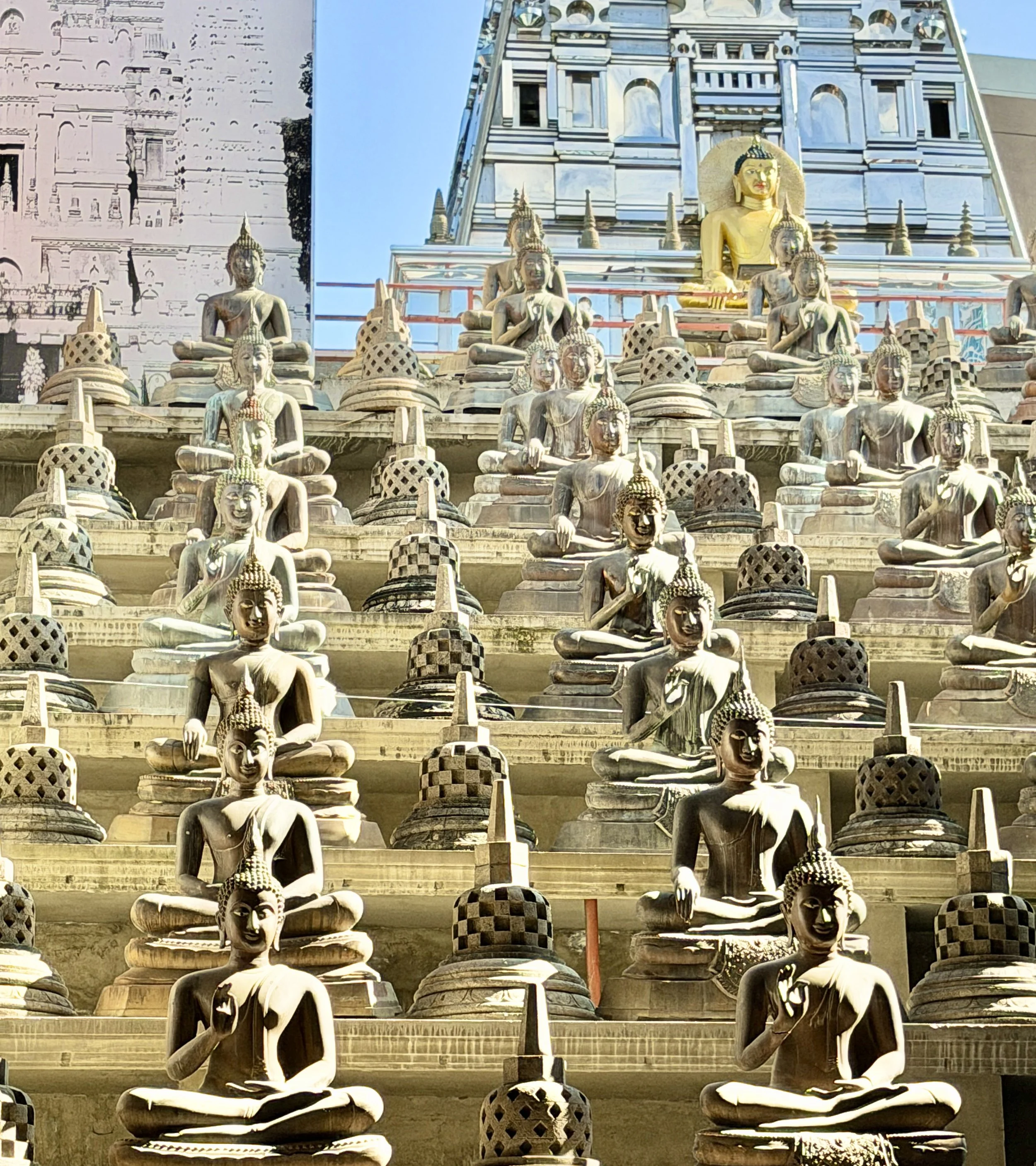 And so many Buddhas!