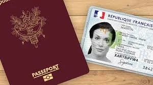 Passeport français et carte d'identité sur une table en bois.