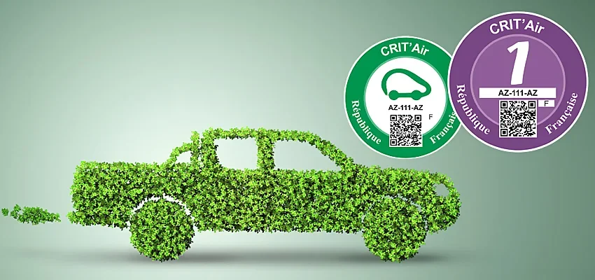 Une voiture faite de moussant vert avec deux vignettes de vignette verte et violette en haut à droite, représentant des vignettes Crit'Air 1 en France.