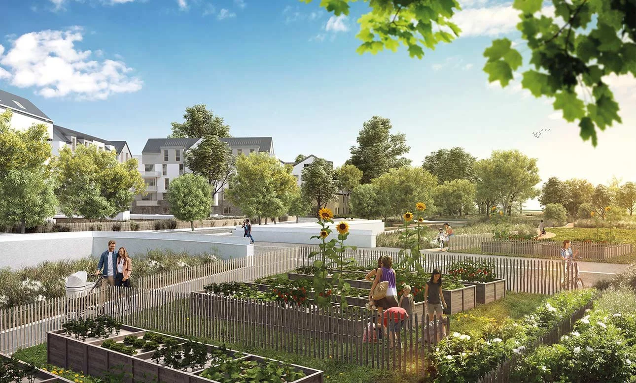 Un jardin communautaire avec des plantes et des fleurs, enclot de clôtures en bois, avec des personnes se promenant, un enfant en train de jouer, des arbres en arrière-plan, dans une zone résidentielle lumineuse sous un ciel bleu ensoleillé.