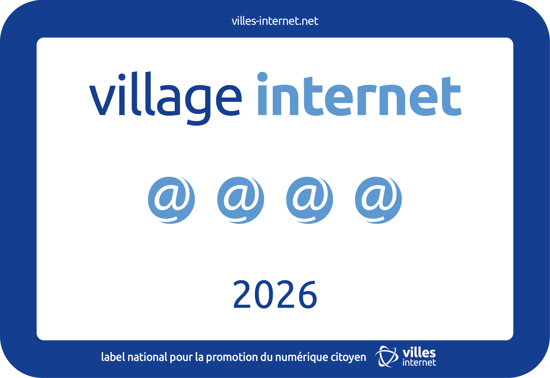 Une vignette bleue avec un cadre blanc, contenant le texte 'villes-internet.net' en haut, puis 'village internet' écrit en lettres bleues, avec quatre symboles @ en dessous, et l'année 2026 à la fin. En bas, il y a une légende en français : 'label national pour la promotion du numérique citoyen', et un logo de 'villes internet'.