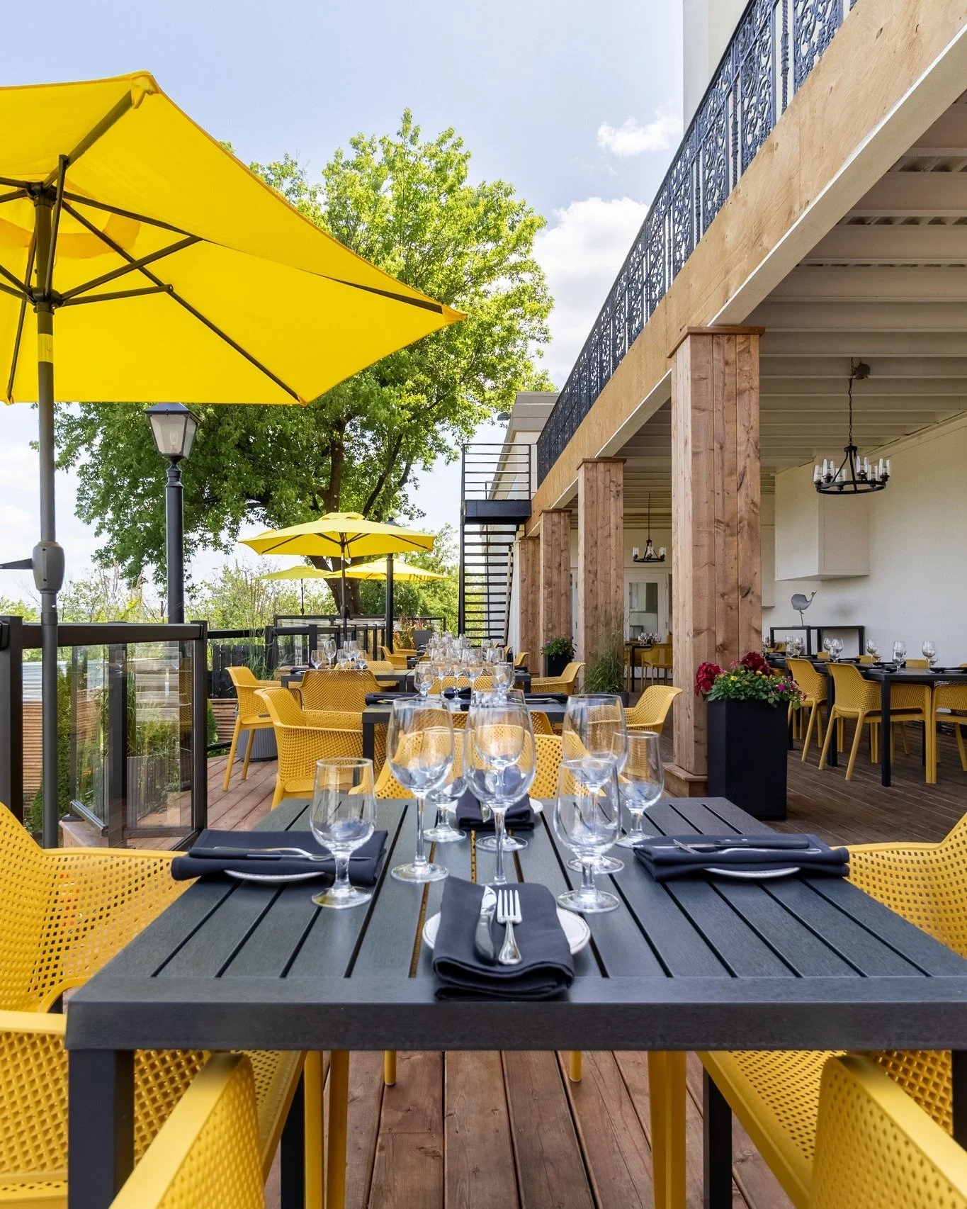 🌅 The tables are set, the evening light is perfect, and summer is slowly winding down. 

Don&rsquo;t miss your chance to enjoy a delightful dinner on Maxwell&rsquo;s patio! 🍷✨ Reserve your table now through the link in our bio! 

#MaxwellsPatio #La