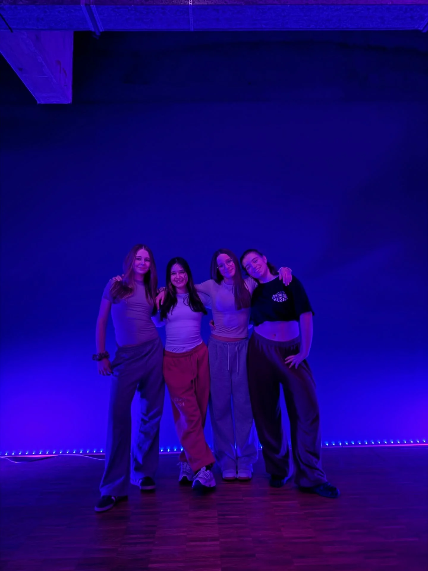 Heute hatte unsere Commercial/Hip-Hop Leistungsgruppe ihr erstes Training! 🔥
Noch ist die Smallgroup nicht komplett, aber das Team w&auml;chst und legt jetzt so richtig los. Unter der Anleitung unserer Trainerin Evelyn wird flei&szlig;ig f&uuml;r di