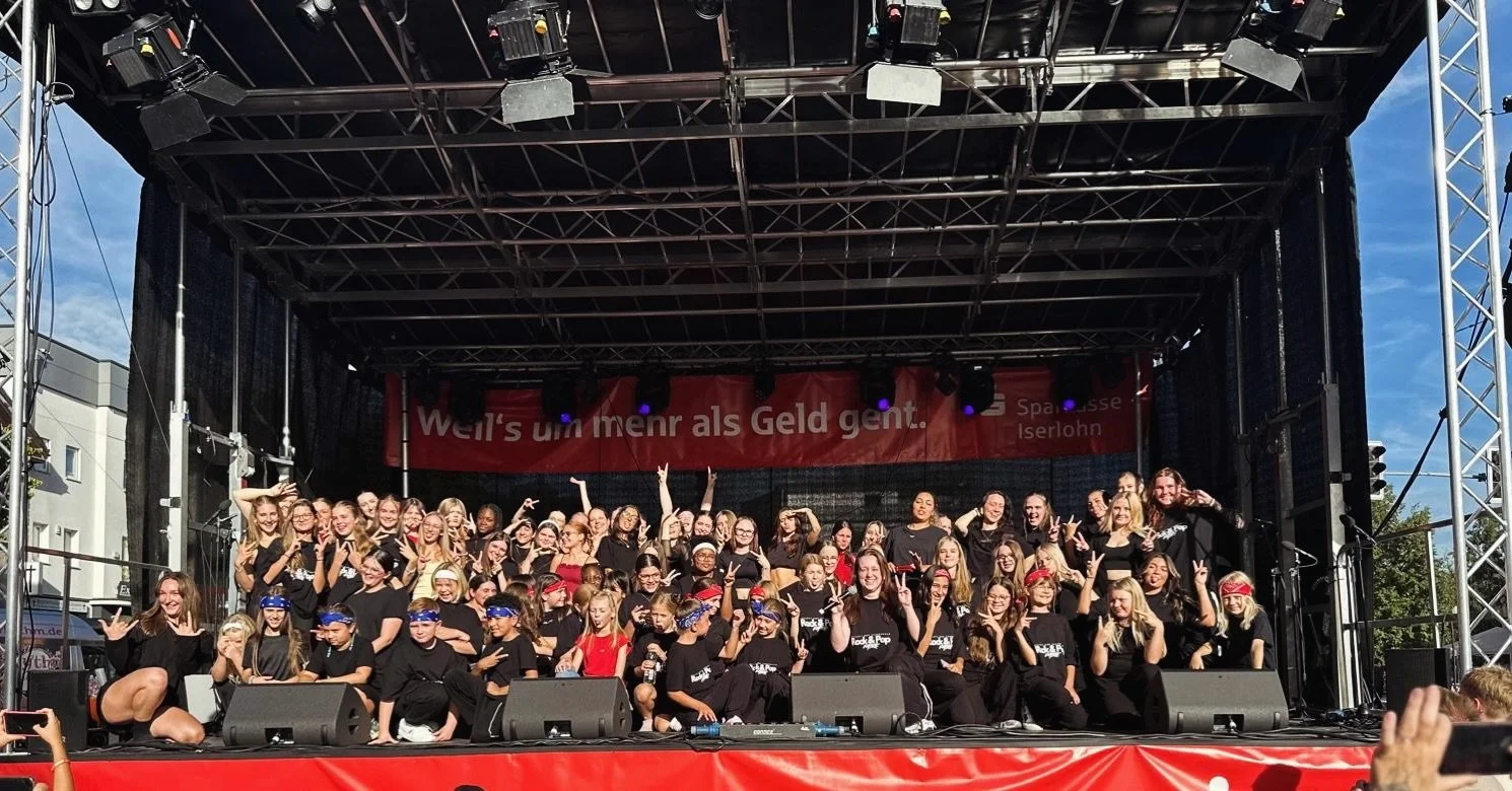 BR&Uuml;CKENFEST &rsquo;26✌🏻

Wir haben ein paar kleine Ausschnitte aus unserer diesj&auml;hrigen Sommergala mitgebracht und hatten einfach richtig viel Spa&szlig; auf der B&uuml;hne!

Von klein bis gro&szlig; war alles dabei: Ballett, Contemporary,