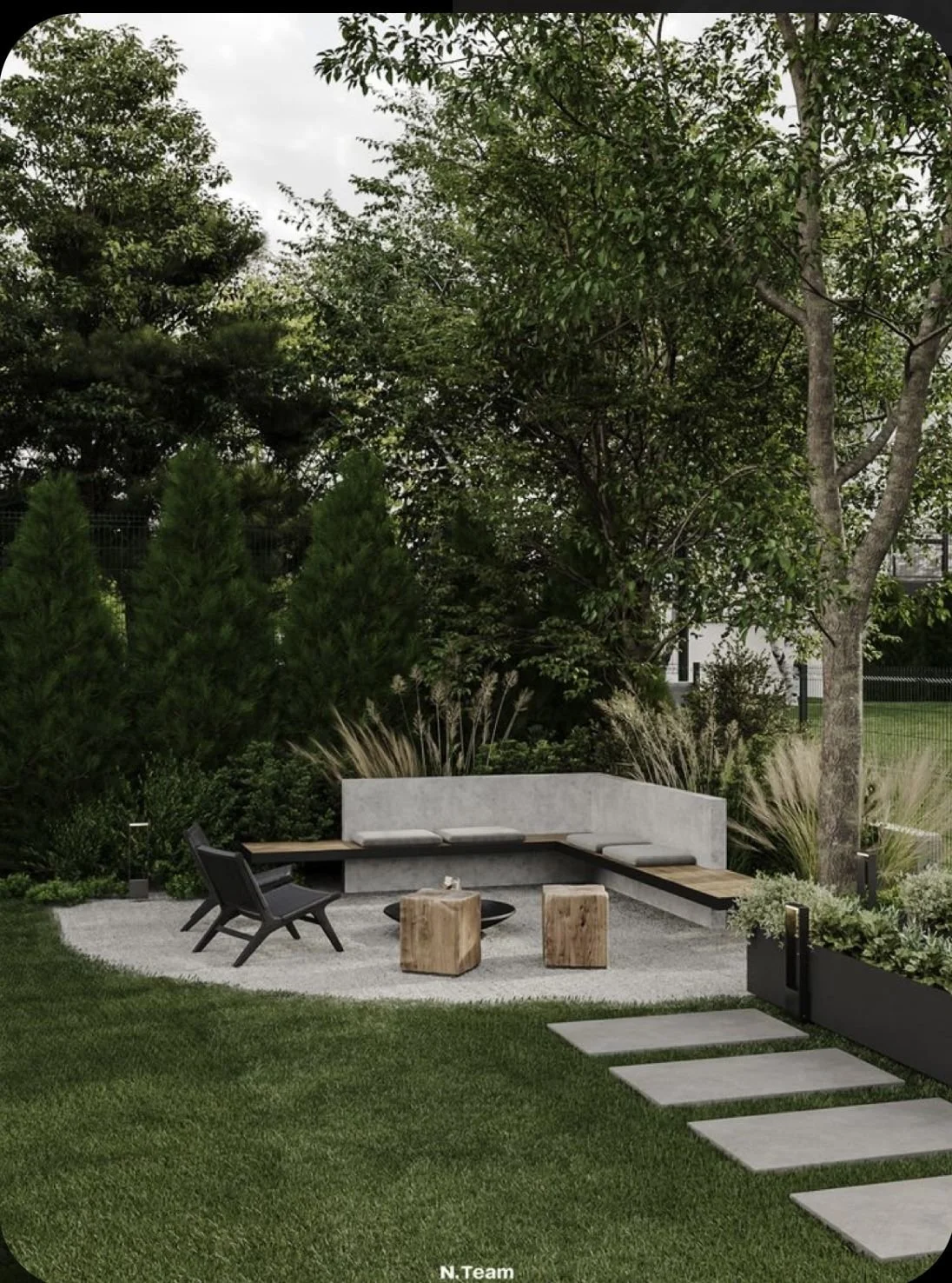 Un jardin moderne avec un coin salon comprenant un banc en béton, deux tabourets en bois, deux chaises en plastique noir, un tapis gris, un chemin en dalles, entouré de verdure et d'arbres.