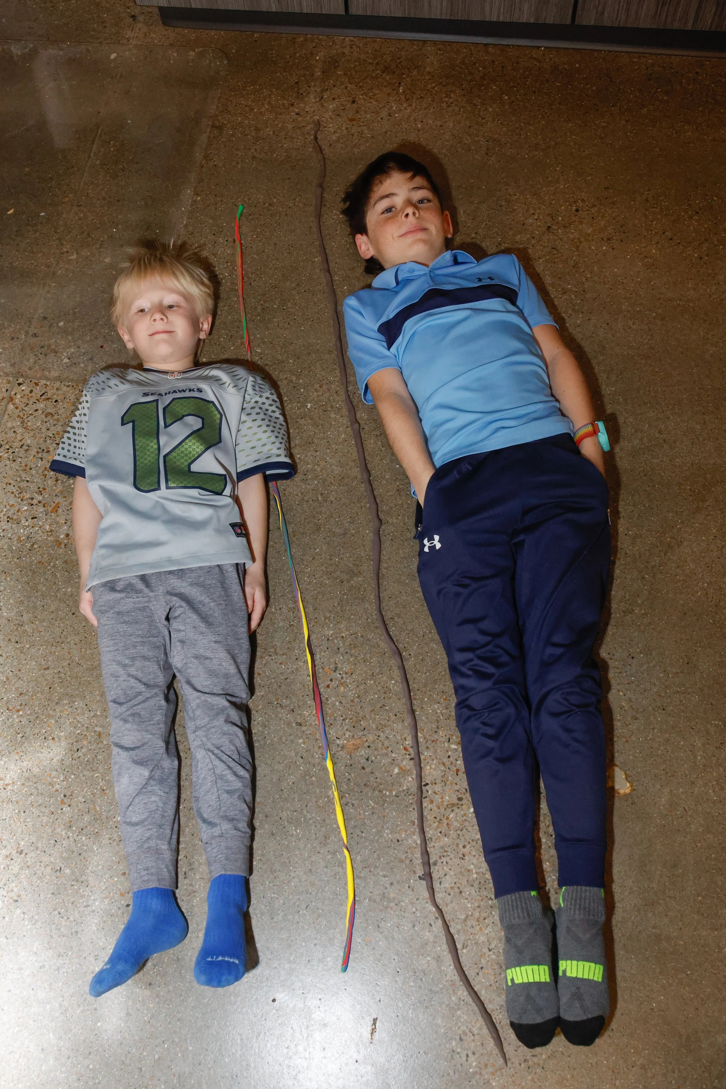 Kids doing a measuring experiment in science class.