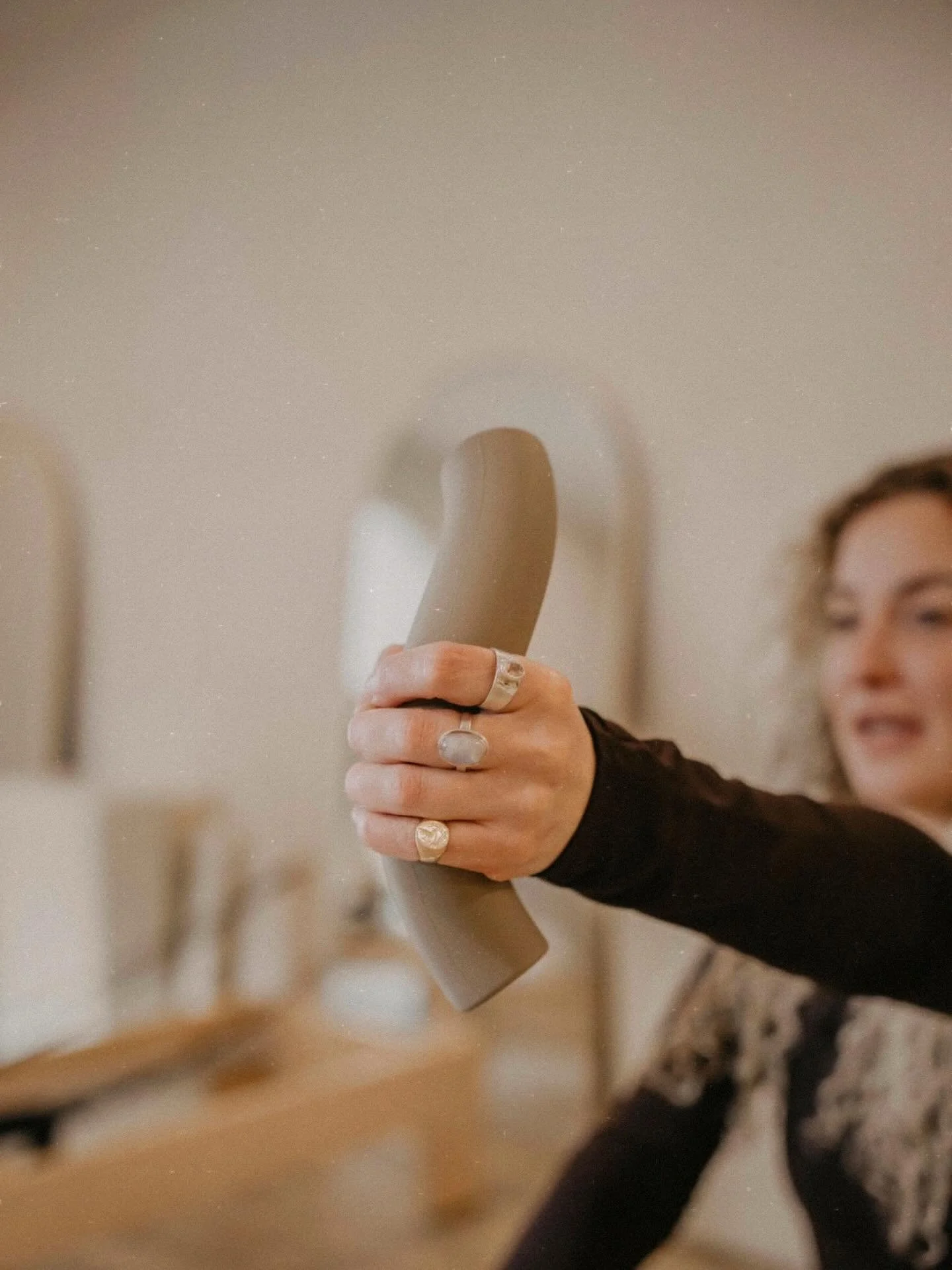 Get to know our classes

Tone:

Focus: Strengthening, mindful heat, inner radiance
Vibe: Uplifting, energetic, embodied
Intensity: High

A rhythmic, full-body class that blends reformer work with light weights to create a warm,
energized burn. Moveme