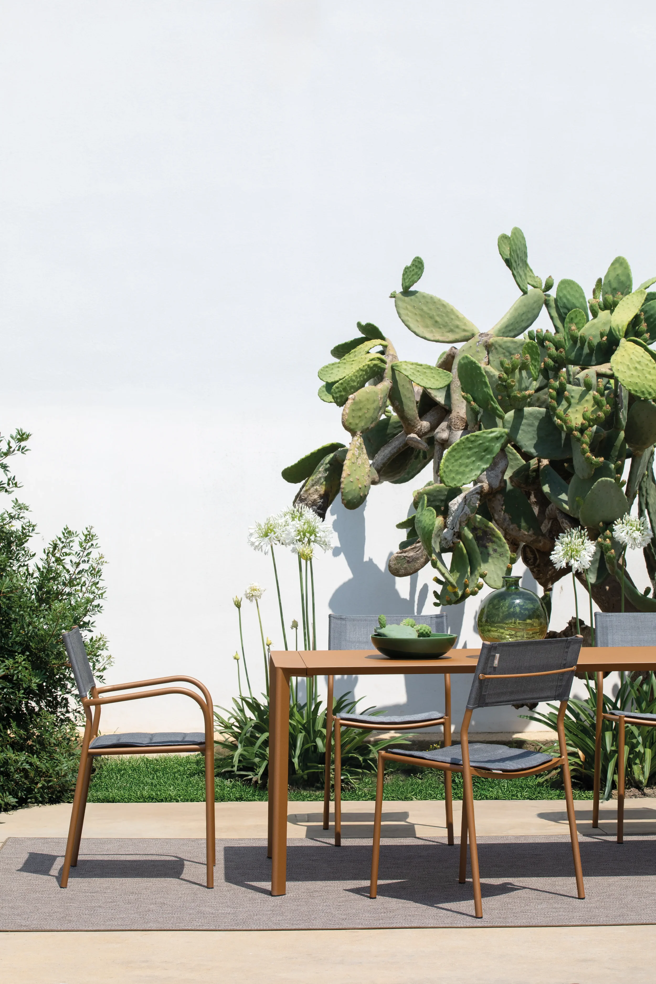 Vera Outdoor Lounge Chair