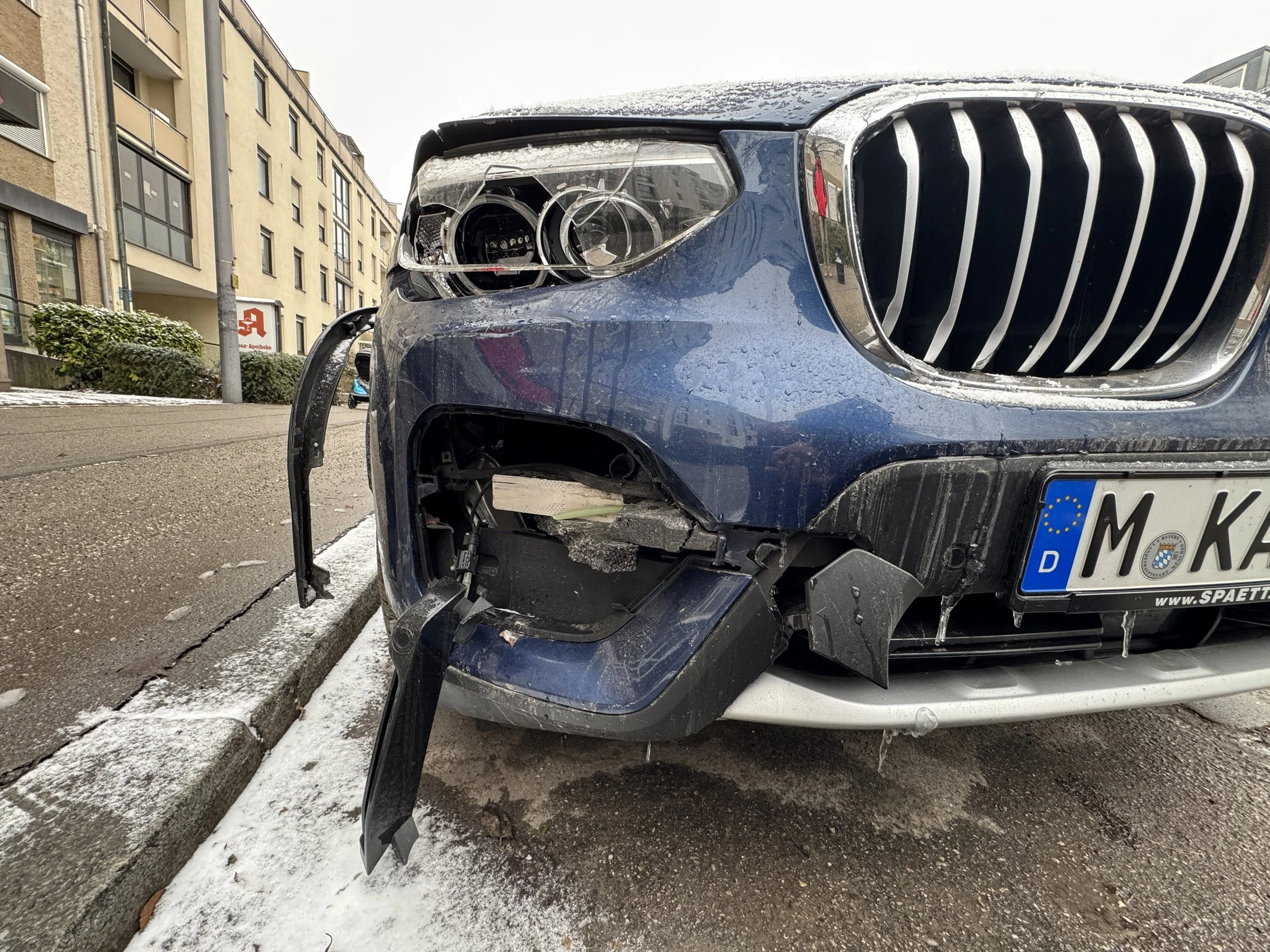 Unfallschaden an der Fahrzeugfront bei einem BMW – Schadensdokumentation durch Olympia Kfz-Gutachten Münche