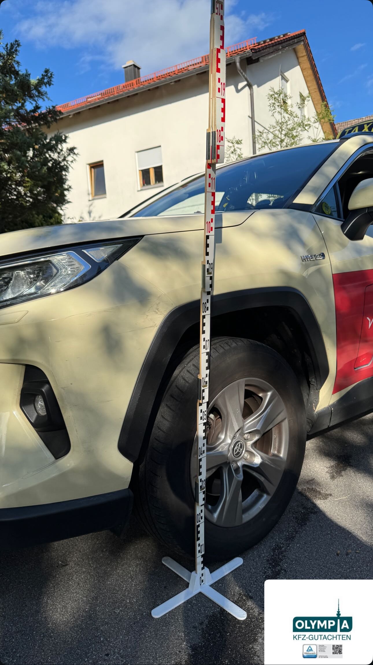 Bodenmarkierungsstab - Schadensvermessung am Fahrzeug bei einem Unfallgutachten von Olympia Kfz-Gutachten in München