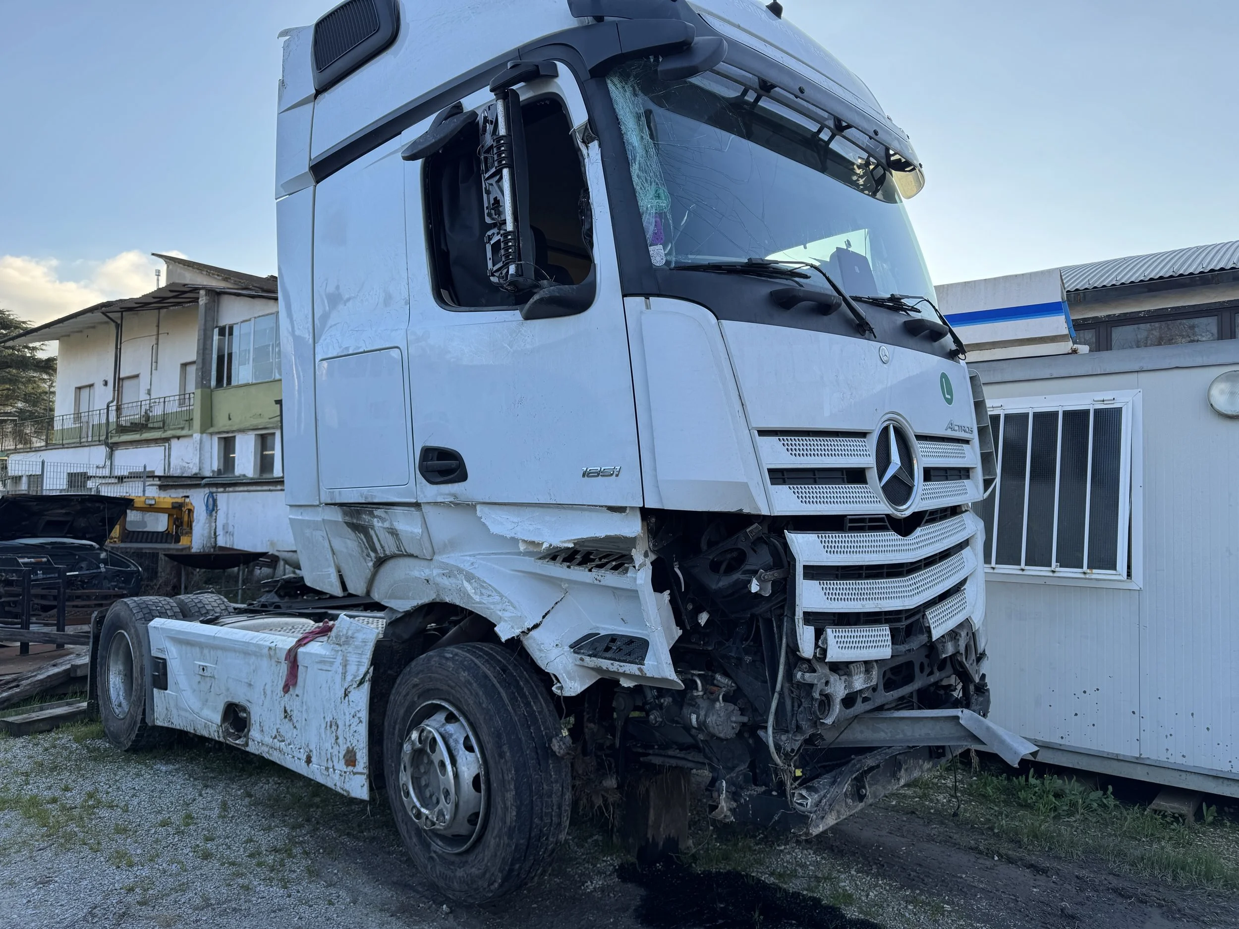 Unfallschaden an einer Mercedes Actros Sattelzugmaschine – Nutzfahrzeuggutachten von Olympia Kfz-Gutachten. Schwerer Frontschaden an einem LKW – Schadensgutachten für Nutzfahrzeuge in München