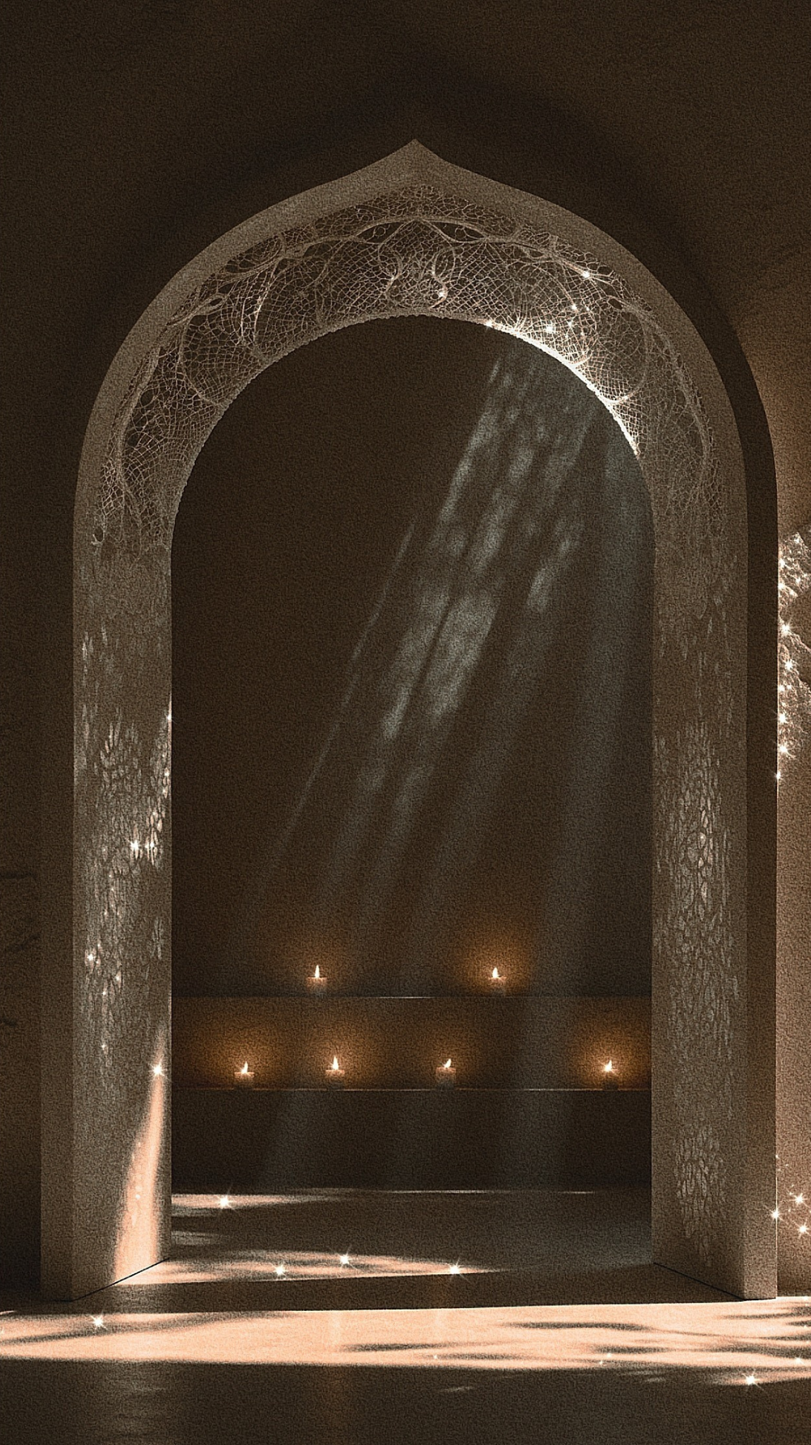 Ein dunkel gehaltener Raum mit einer großen, spitzbogenförmigen Tür, die mit einem filigranen, geometrischen Muster verziert ist. Lichtstrahlen fallen durch eine scheinbare Lichtquelle außerhalb des Bildes und werfen Muster auf den Boden.
