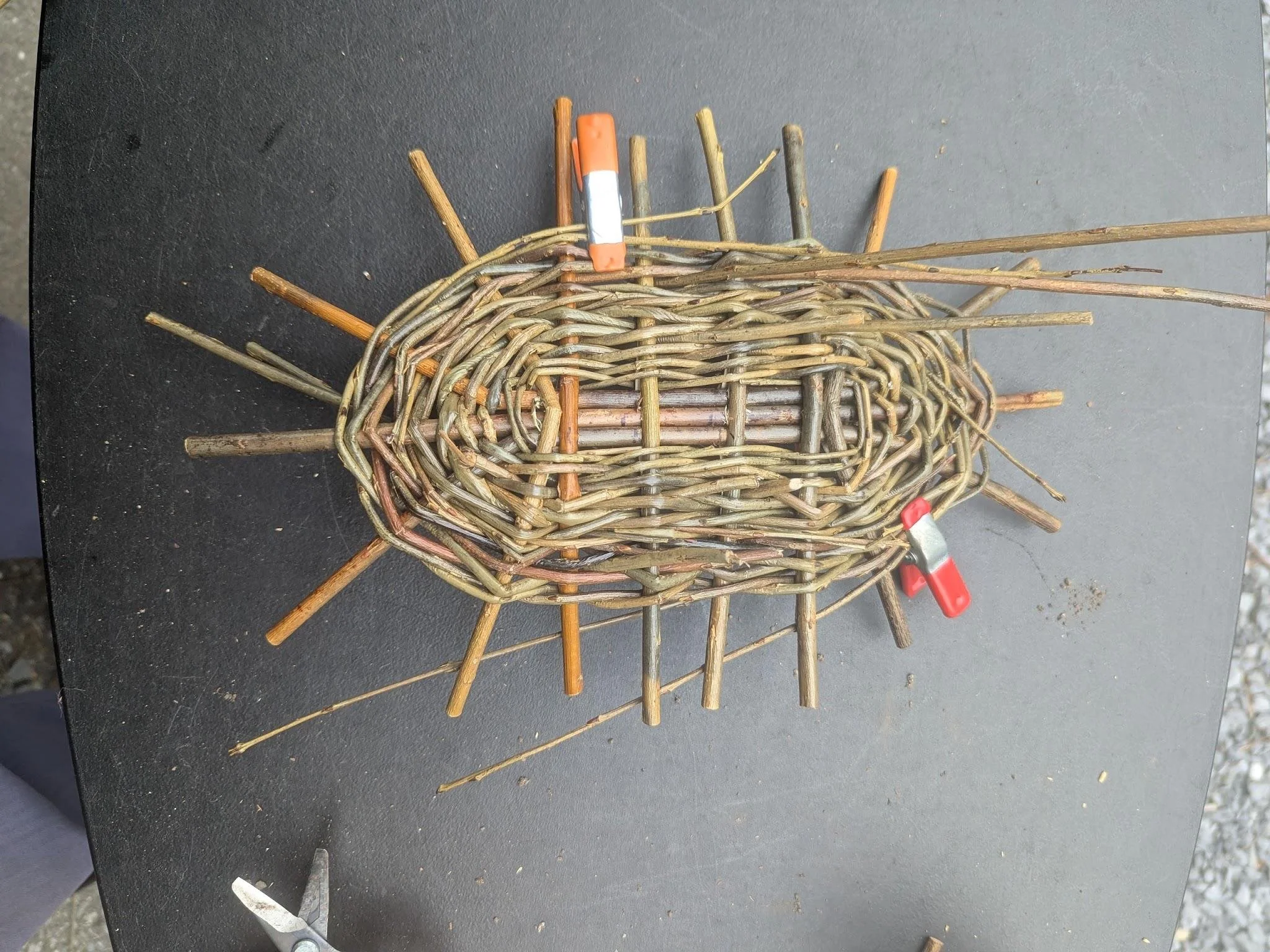 Process_03_Weaving_Oval_Base.jpg