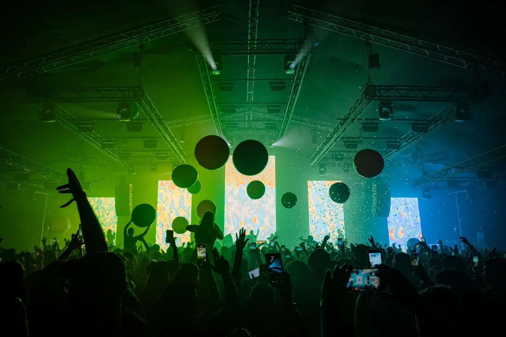 Hybrid Minds perform 2025 at Snowbombings Racket Club