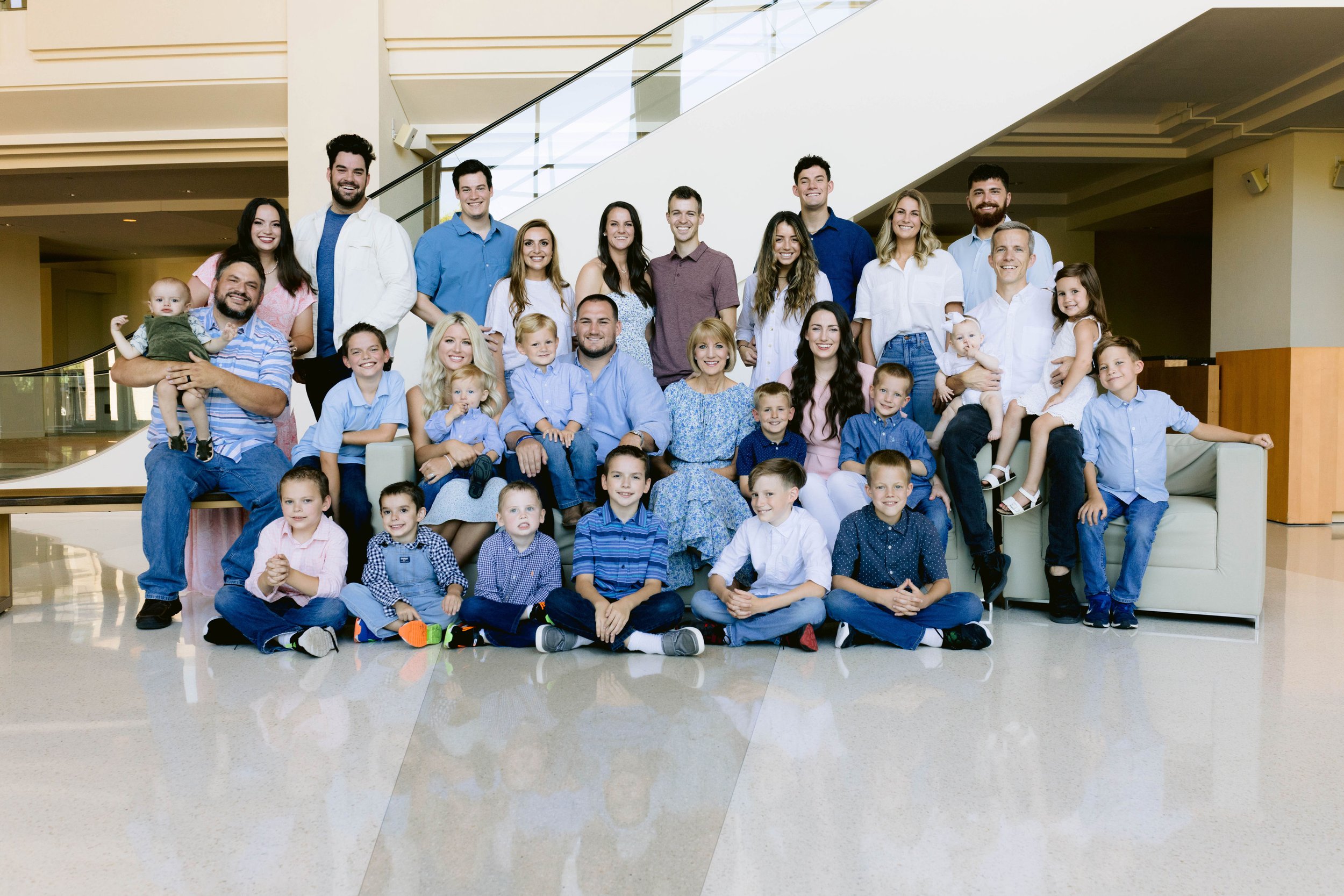 Lori in 2022 with all of her children (and their spouses) and grandchildren 